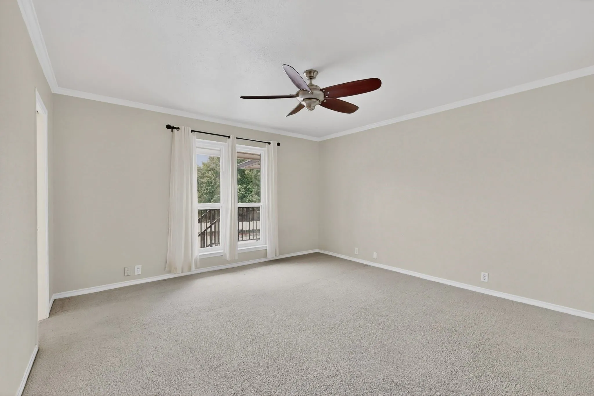 Spacious room featuring neutral carpeting and light-toned walls