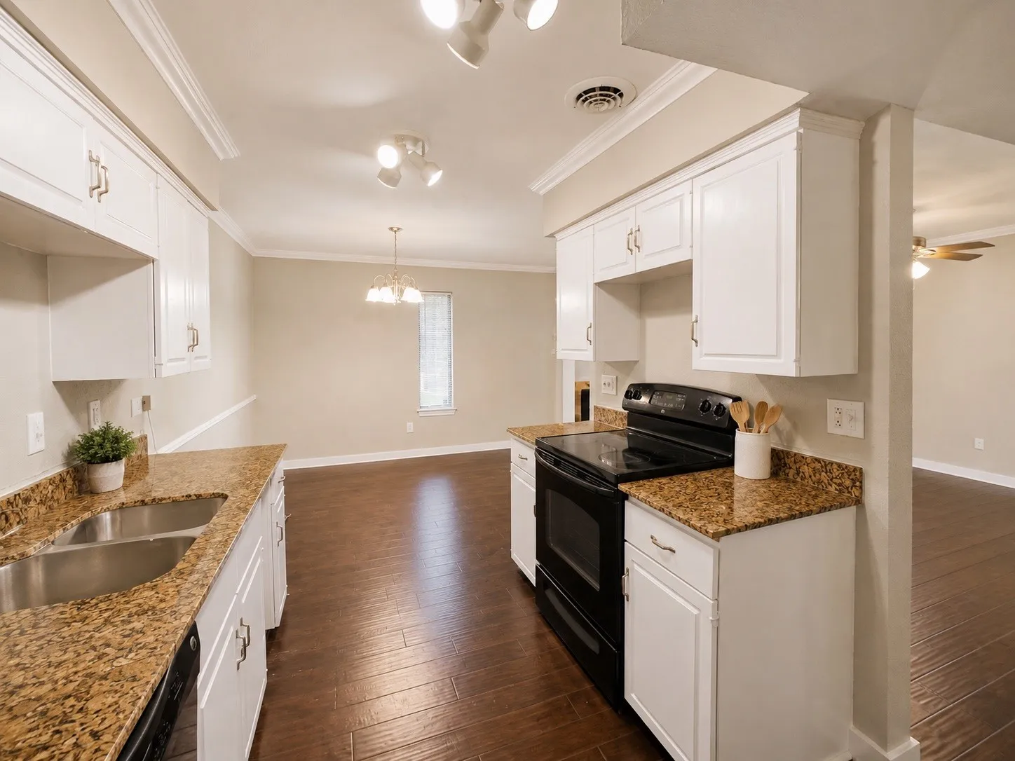 Single Family Residence For Sale in Collin County , 2624 Custer Parkway A, Richardson, Texas 75080, 3 Bedroom, 4 Bathroom, 1 Garage spaces, 1,632 Sqft, built in 1973, mls#21268749, Real Estate Agent in Richardson, Homes For Sale in Collin county, Homes For Sale in Richardson, Realtor in Richardson Texas, Real Estate Brokerage Independent Realty Texas, Luminita Cordes Realtor