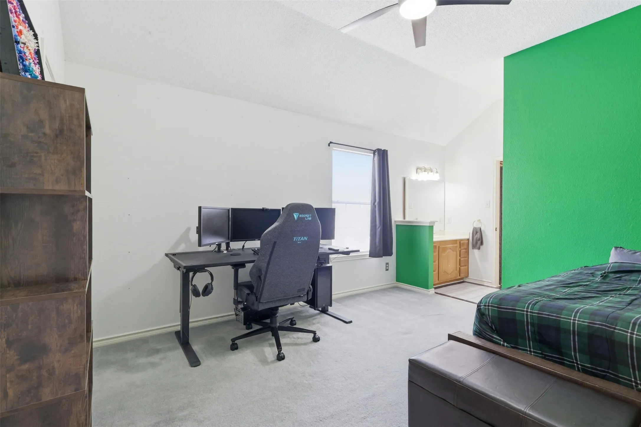 Vaulted ceiling with a ceiling​​‌​​​​‌​​‌‌​‌‌​​​‌‌​‌​‌​‌​​​‌​​ fan