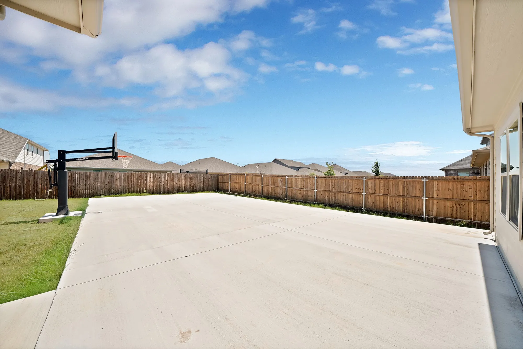 Single Family Residence For Sale in Tarrant County , 10620 Muckleshoot Street, Fort Worth, Texas 76179, 5 Bedroom, 3 Bathroom, 2 Garage spaces, 3,061 Sqft, built in 2021, mls#21270243, Real Estate Agent in Fort Worth, Homes For Sale in Tarrant county, Homes For Sale in Fort Worth, Realtor in Fort Worth Texas, Real Estate Brokerage Independent Realty Texas, Luminita Cordes Realtor