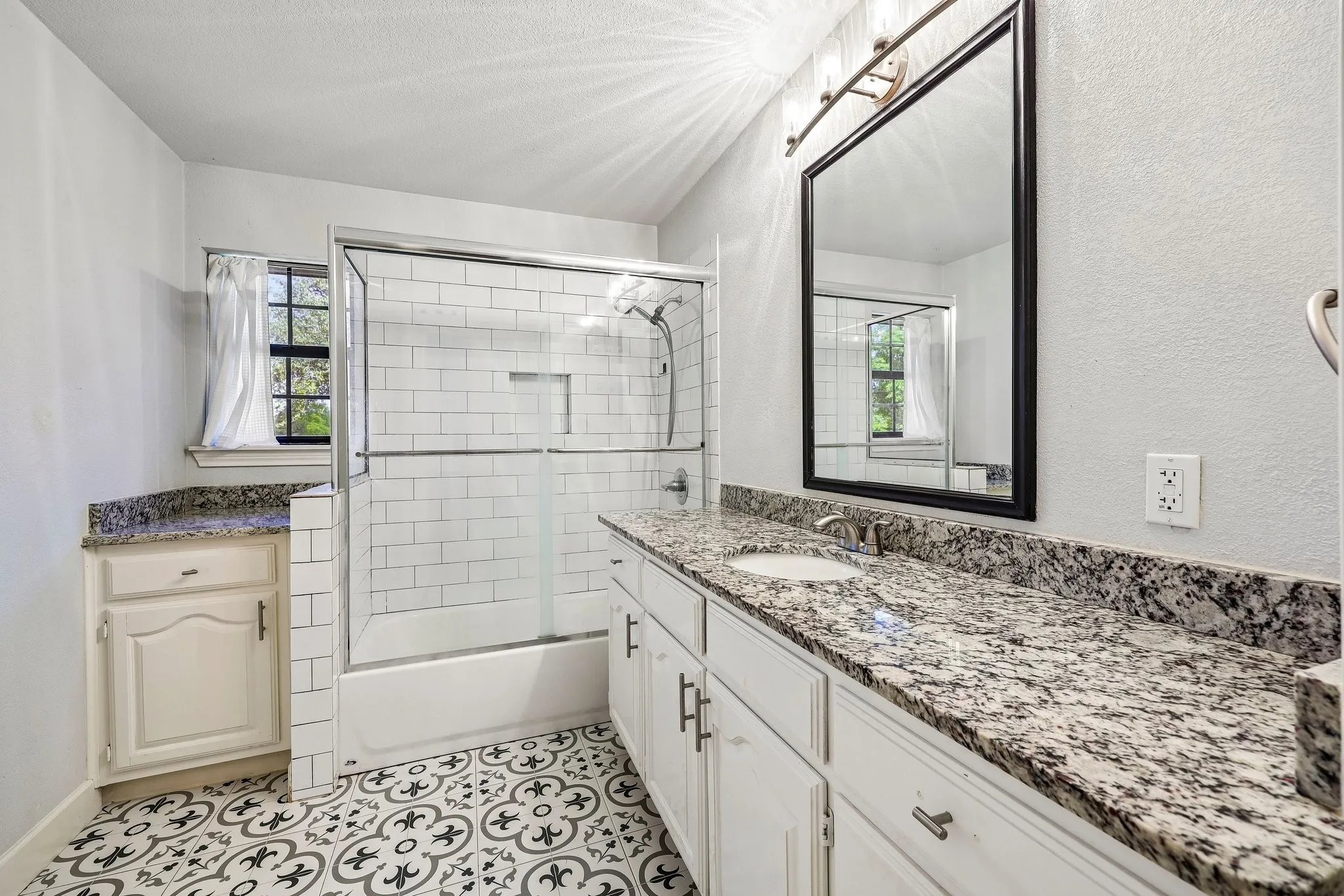 Single Family Residence For Sale in Hood County , 5209 Fairway Circle, De Cordova, Texas 76049, 4 Bedroom, 2 Bathroom, 3 Garage spaces, 2,526 Sqft, built in 1988, mls#21267330, Real Estate Agent in De Cordova, Homes For Sale in Hood county, Homes For Sale in De Cordova, Realtor in De Cordova Texas, Real Estate Brokerage Independent Realty Texas, Luminita Cordes Realtor