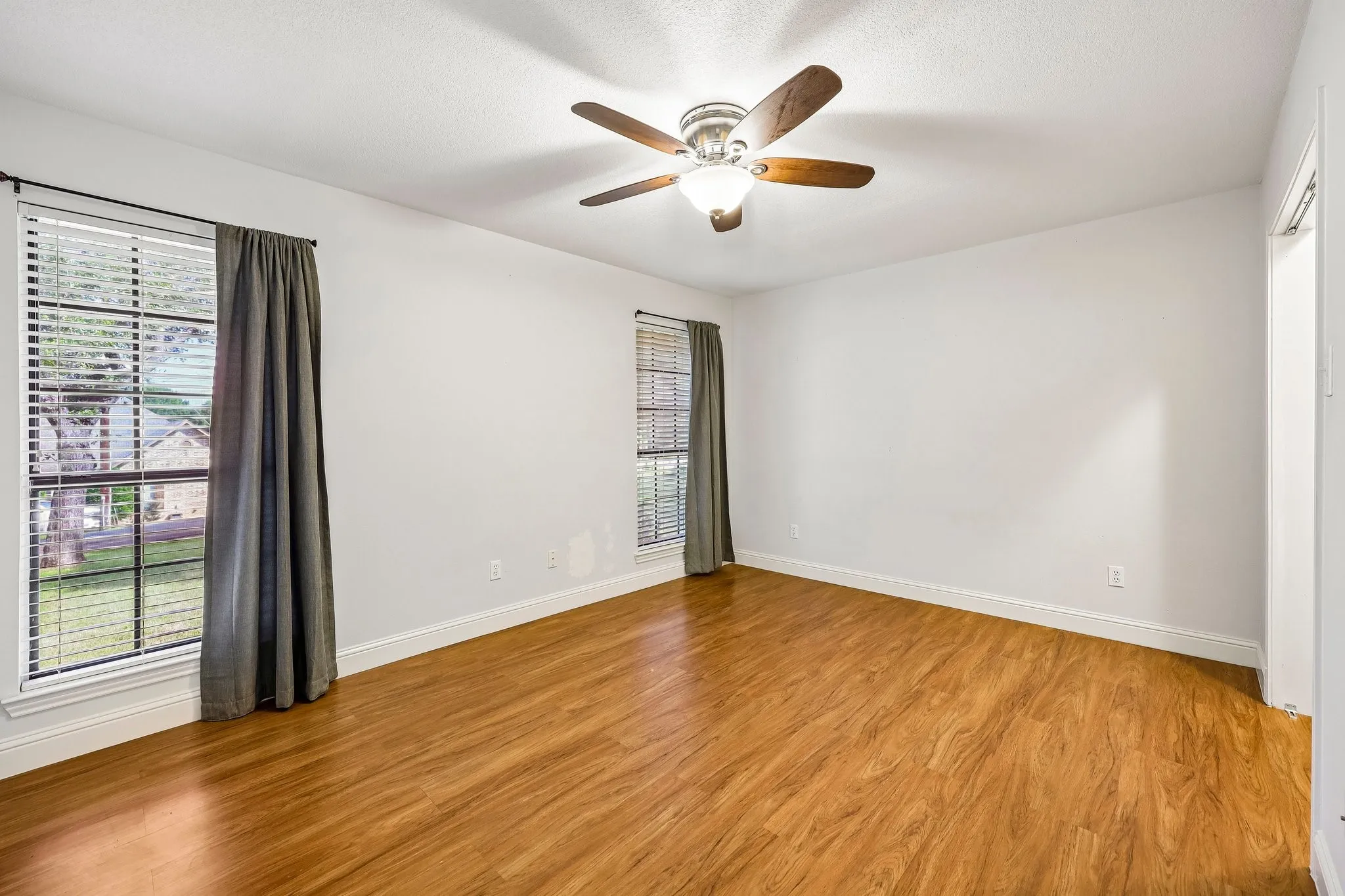 Single Family Residence For Sale in Hood County , 5209 Fairway Circle, De Cordova, Texas 76049, 4 Bedroom, 2 Bathroom, 3 Garage spaces, 2,526 Sqft, built in 1988, mls#21267330, Real Estate Agent in De Cordova, Homes For Sale in Hood county, Homes For Sale in De Cordova, Realtor in De Cordova Texas, Real Estate Brokerage Independent Realty Texas, Luminita Cordes Realtor