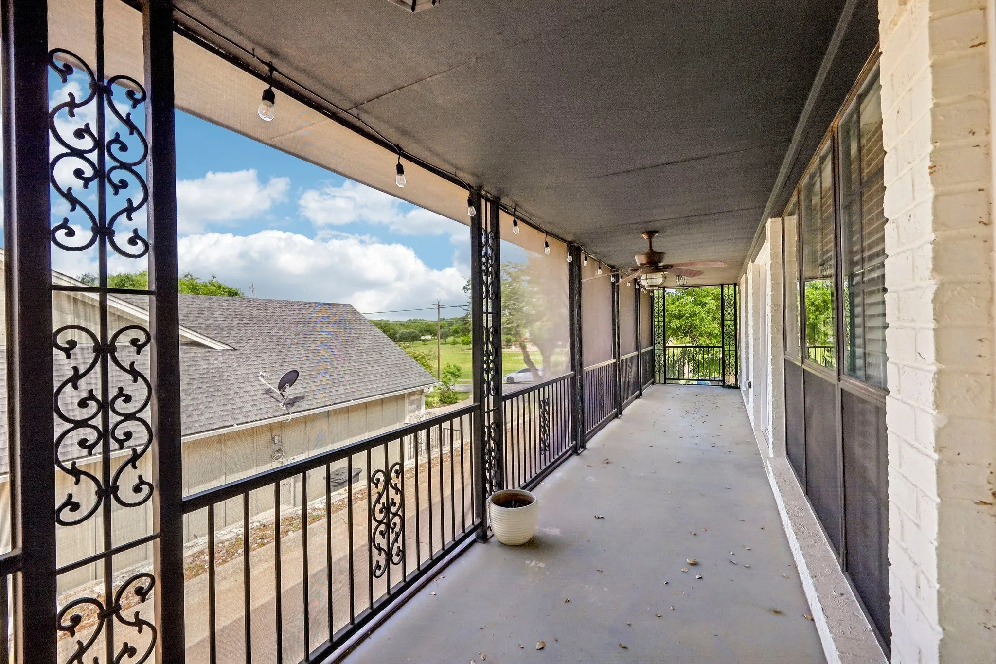 Single Family Residence For Sale in Hood County , 5209 Fairway Circle, De Cordova, Texas 76049, 4 Bedroom, 2 Bathroom, 3 Garage spaces, 2,526 Sqft, built in 1988, mls#21267330, Real Estate Agent in De Cordova, Homes For Sale in Hood county, Homes For Sale in De Cordova, Realtor in De Cordova Texas, Real Estate Brokerage Independent Realty Texas, Luminita Cordes Realtor