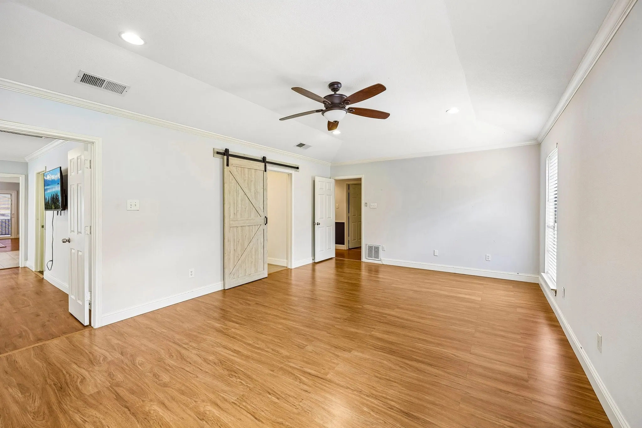 Single Family Residence For Sale in Hood County , 5209 Fairway Circle, De Cordova, Texas 76049, 4 Bedroom, 2 Bathroom, 3 Garage spaces, 2,526 Sqft, built in 1988, mls#21267330, Real Estate Agent in De Cordova, Homes For Sale in Hood county, Homes For Sale in De Cordova, Realtor in De Cordova Texas, Real Estate Brokerage Independent Realty Texas, Luminita Cordes Realtor