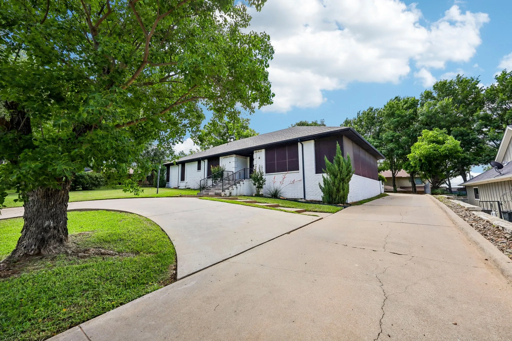 Single Family Residence For Sale in Hood County , 5209 Fairway Circle, De Cordova, Texas 76049, 4 Bedroom, 2 Bathroom, 3 Garage spaces, 2,526 Sqft, built in 1988, mls#21267330, Real Estate Agent in De Cordova, Homes For Sale in Hood county, Homes For Sale in De Cordova, Realtor in De Cordova Texas, Real Estate Brokerage Independent Realty Texas, Luminita Cordes Realtor