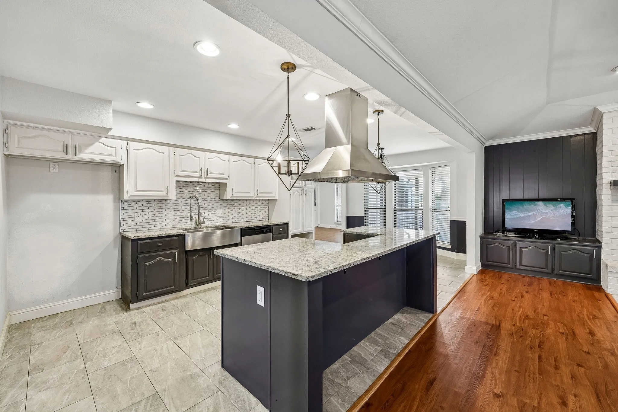 Single Family Residence For Sale in Hood County , 5209 Fairway Circle, De Cordova, Texas 76049, 4 Bedroom, 2 Bathroom, 3 Garage spaces, 2,526 Sqft, built in 1988, mls#21267330, Real Estate Agent in De Cordova, Homes For Sale in Hood county, Homes For Sale in De Cordova, Realtor in De Cordova Texas, Real Estate Brokerage Independent Realty Texas, Luminita Cordes Realtor