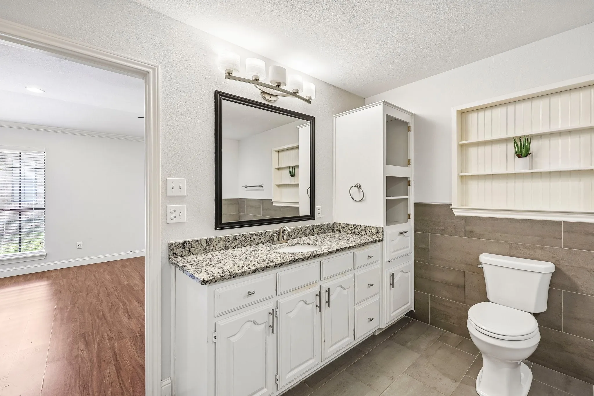 Single Family Residence For Sale in Hood County , 5209 Fairway Circle, De Cordova, Texas 76049, 4 Bedroom, 2 Bathroom, 3 Garage spaces, 2,526 Sqft, built in 1988, mls#21267330, Real Estate Agent in De Cordova, Homes For Sale in Hood county, Homes For Sale in De Cordova, Realtor in De Cordova Texas, Real Estate Brokerage Independent Realty Texas, Luminita Cordes Realtor