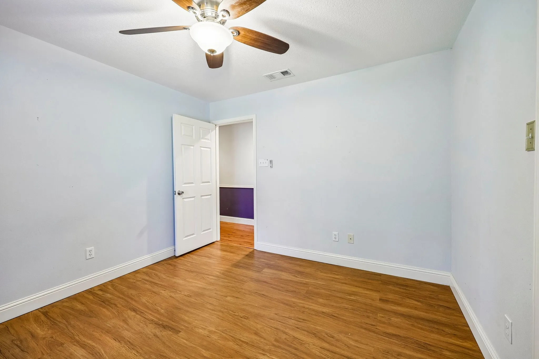 Single Family Residence For Sale in Hood County , 5209 Fairway Circle, De Cordova, Texas 76049, 4 Bedroom, 2 Bathroom, 3 Garage spaces, 2,526 Sqft, built in 1988, mls#21267330, Real Estate Agent in De Cordova, Homes For Sale in Hood county, Homes For Sale in De Cordova, Realtor in De Cordova Texas, Real Estate Brokerage Independent Realty Texas, Luminita Cordes Realtor