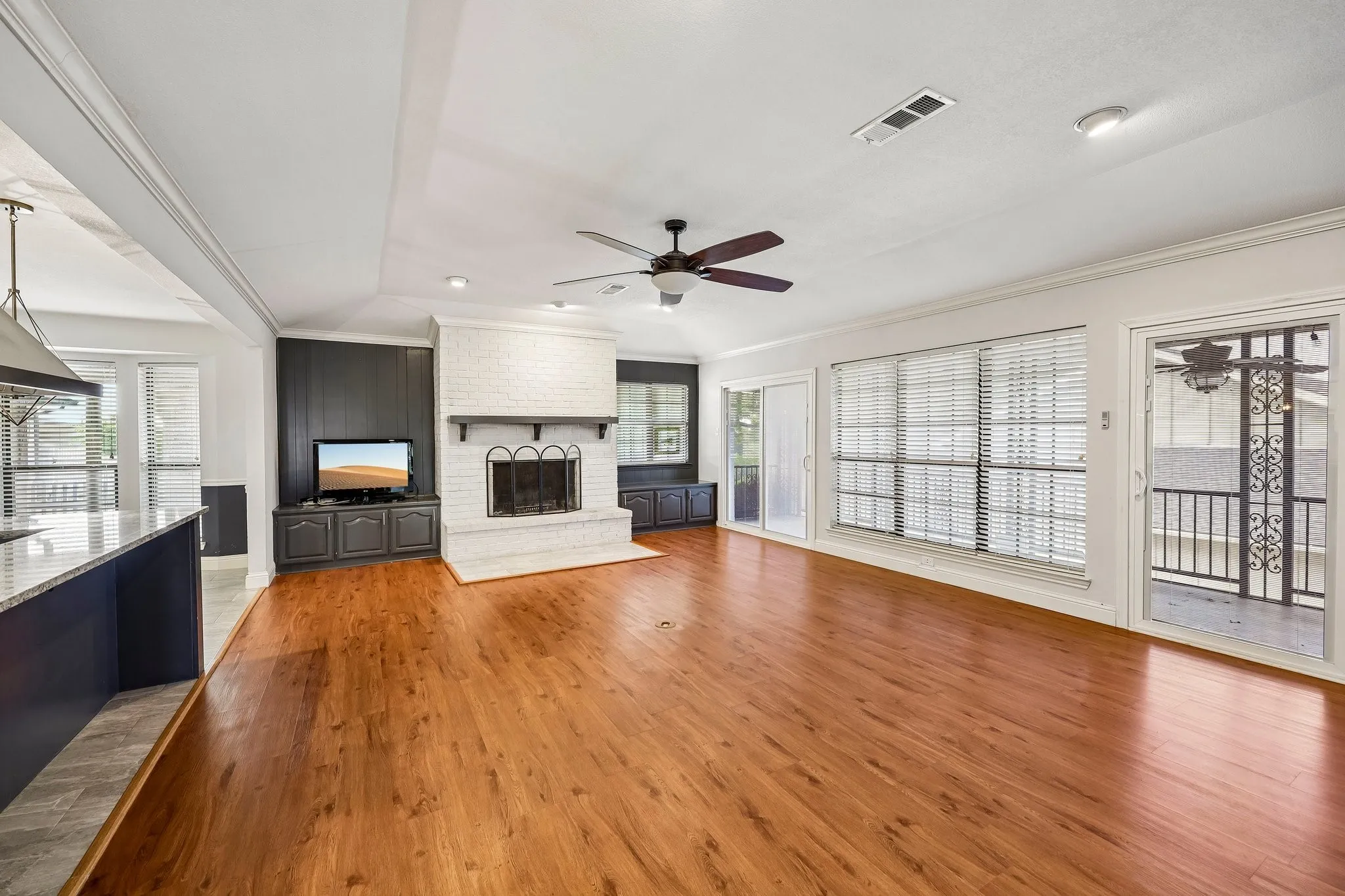 Single Family Residence For Sale in Hood County , 5209 Fairway Circle, De Cordova, Texas 76049, 4 Bedroom, 2 Bathroom, 3 Garage spaces, 2,526 Sqft, built in 1988, mls#21267330, Real Estate Agent in De Cordova, Homes For Sale in Hood county, Homes For Sale in De Cordova, Realtor in De Cordova Texas, Real Estate Brokerage Independent Realty Texas, Luminita Cordes Realtor