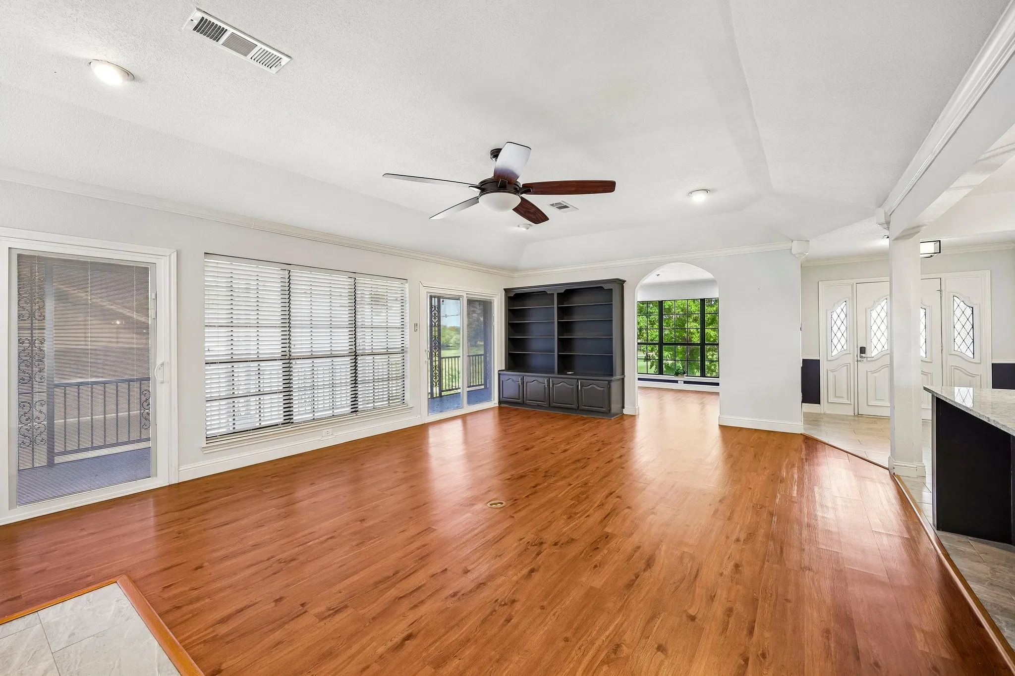 Single Family Residence For Sale in Hood County , 5209 Fairway Circle, De Cordova, Texas 76049, 4 Bedroom, 2 Bathroom, 3 Garage spaces, 2,526 Sqft, built in 1988, mls#21267330, Real Estate Agent in De Cordova, Homes For Sale in Hood county, Homes For Sale in De Cordova, Realtor in De Cordova Texas, Real Estate Brokerage Independent Realty Texas, Luminita Cordes Realtor