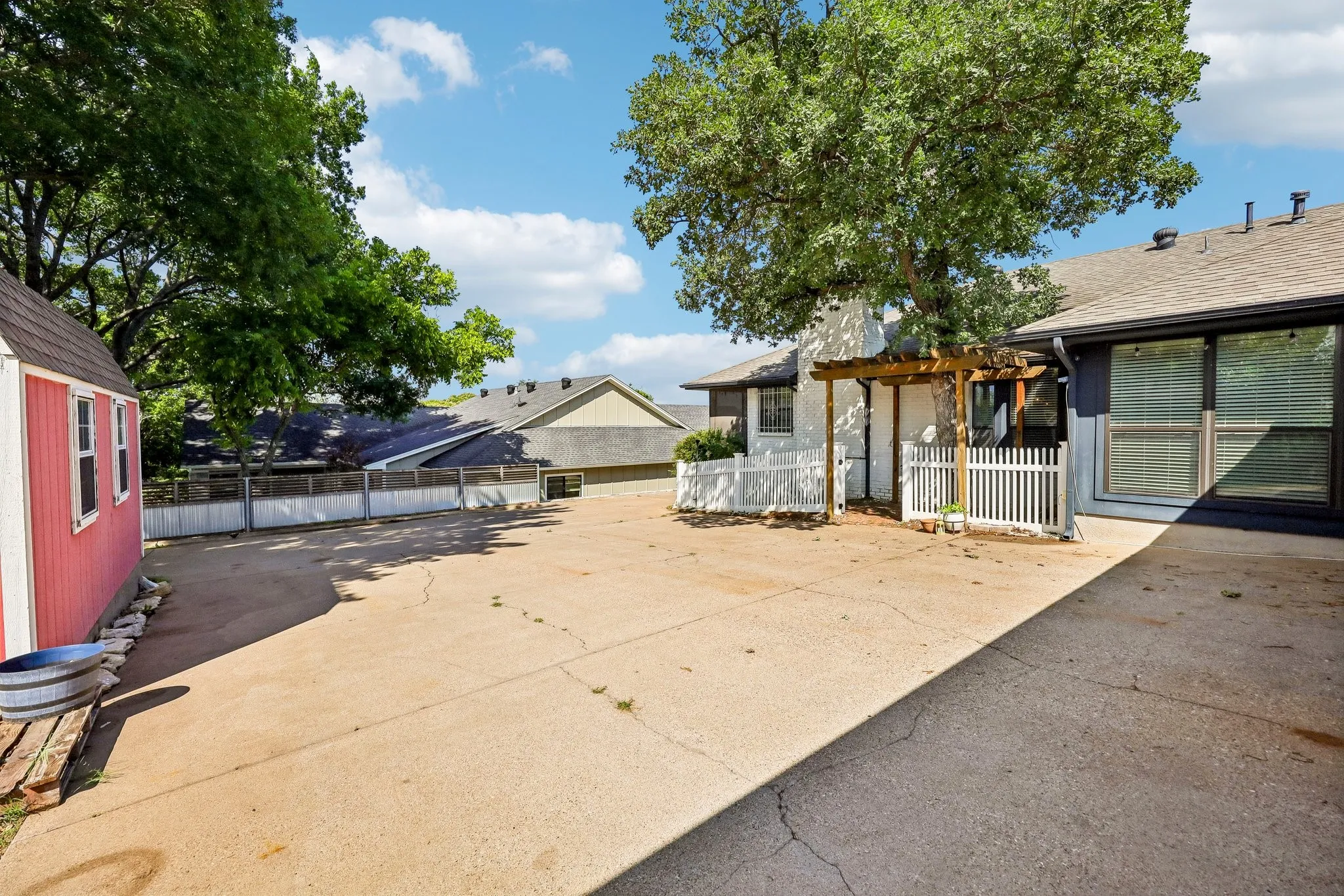 Single Family Residence For Sale in Hood County , 5209 Fairway Circle, De Cordova, Texas 76049, 4 Bedroom, 2 Bathroom, 3 Garage spaces, 2,526 Sqft, built in 1988, mls#21267330, Real Estate Agent in De Cordova, Homes For Sale in Hood county, Homes For Sale in De Cordova, Realtor in De Cordova Texas, Real Estate Brokerage Independent Realty Texas, Luminita Cordes Realtor