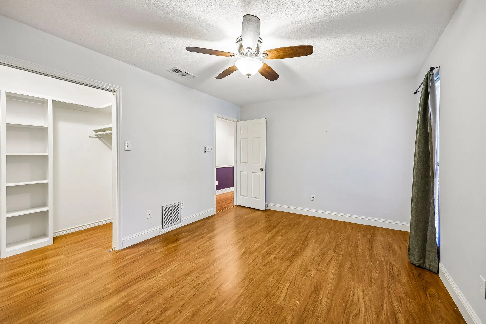 Single Family Residence For Sale in Hood County , 5209 Fairway Circle, De Cordova, Texas 76049, 4 Bedroom, 2 Bathroom, 3 Garage spaces, 2,526 Sqft, built in 1988, mls#21267330, Real Estate Agent in De Cordova, Homes For Sale in Hood county, Homes For Sale in De Cordova, Realtor in De Cordova Texas, Real Estate Brokerage Independent Realty Texas, Luminita Cordes Realtor