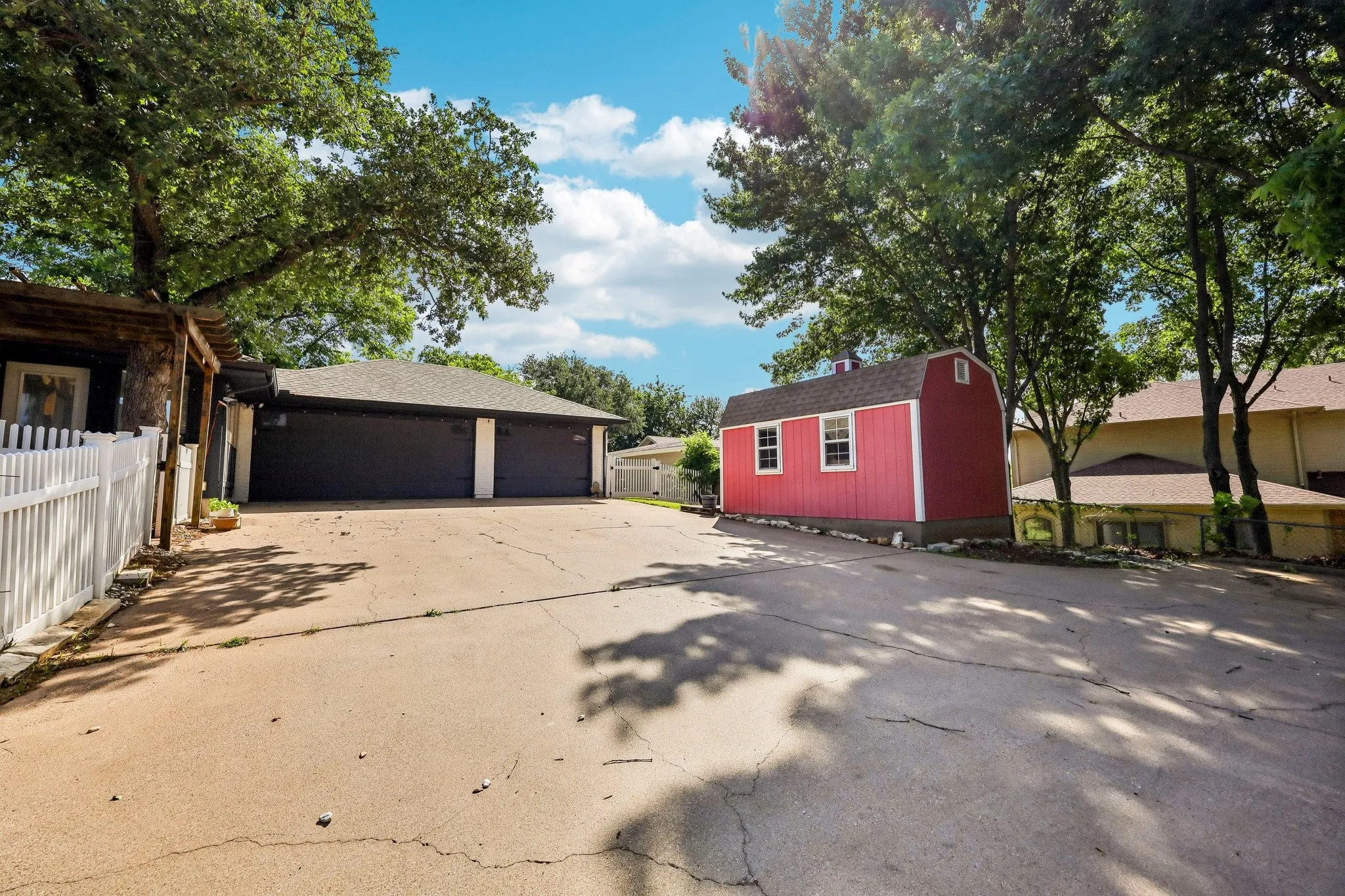 Single Family Residence For Sale in Hood County , 5209 Fairway Circle, De Cordova, Texas 76049, 4 Bedroom, 2 Bathroom, 3 Garage spaces, 2,526 Sqft, built in 1988, mls#21267330, Real Estate Agent in De Cordova, Homes For Sale in Hood county, Homes For Sale in De Cordova, Realtor in De Cordova Texas, Real Estate Brokerage Independent Realty Texas, Luminita Cordes Realtor