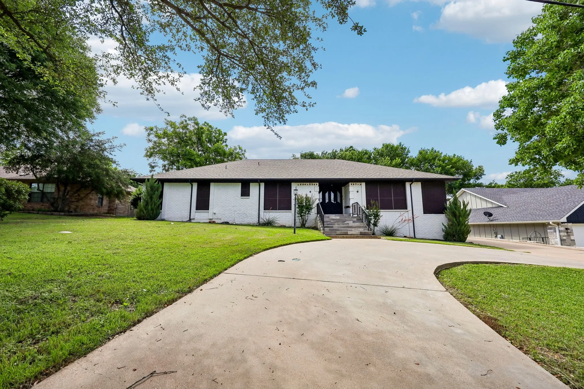 Single Family Residence For Sale in Hood County , 5209 Fairway Circle, De Cordova, Texas 76049, 4 Bedroom, 2 Bathroom, 3 Garage spaces, 2,526 Sqft, built in 1988, mls#21267330, Real Estate Agent in De Cordova, Homes For Sale in Hood county, Homes For Sale in De Cordova, Realtor in De Cordova Texas, Real Estate Brokerage Independent Realty Texas, Luminita Cordes Realtor