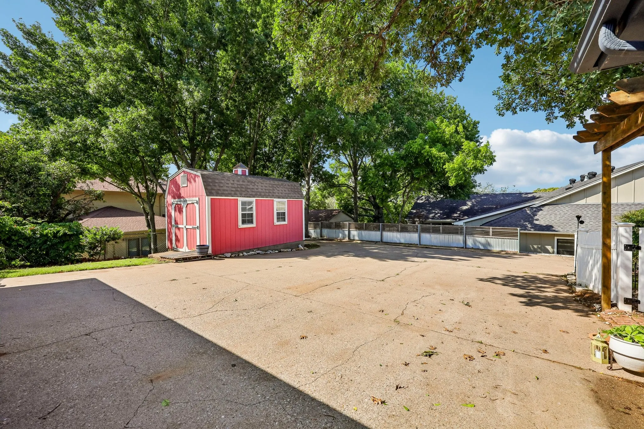Single Family Residence For Sale in Hood County , 5209 Fairway Circle, De Cordova, Texas 76049, 4 Bedroom, 2 Bathroom, 3 Garage spaces, 2,526 Sqft, built in 1988, mls#21267330, Real Estate Agent in De Cordova, Homes For Sale in Hood county, Homes For Sale in De Cordova, Realtor in De Cordova Texas, Real Estate Brokerage Independent Realty Texas, Luminita Cordes Realtor
