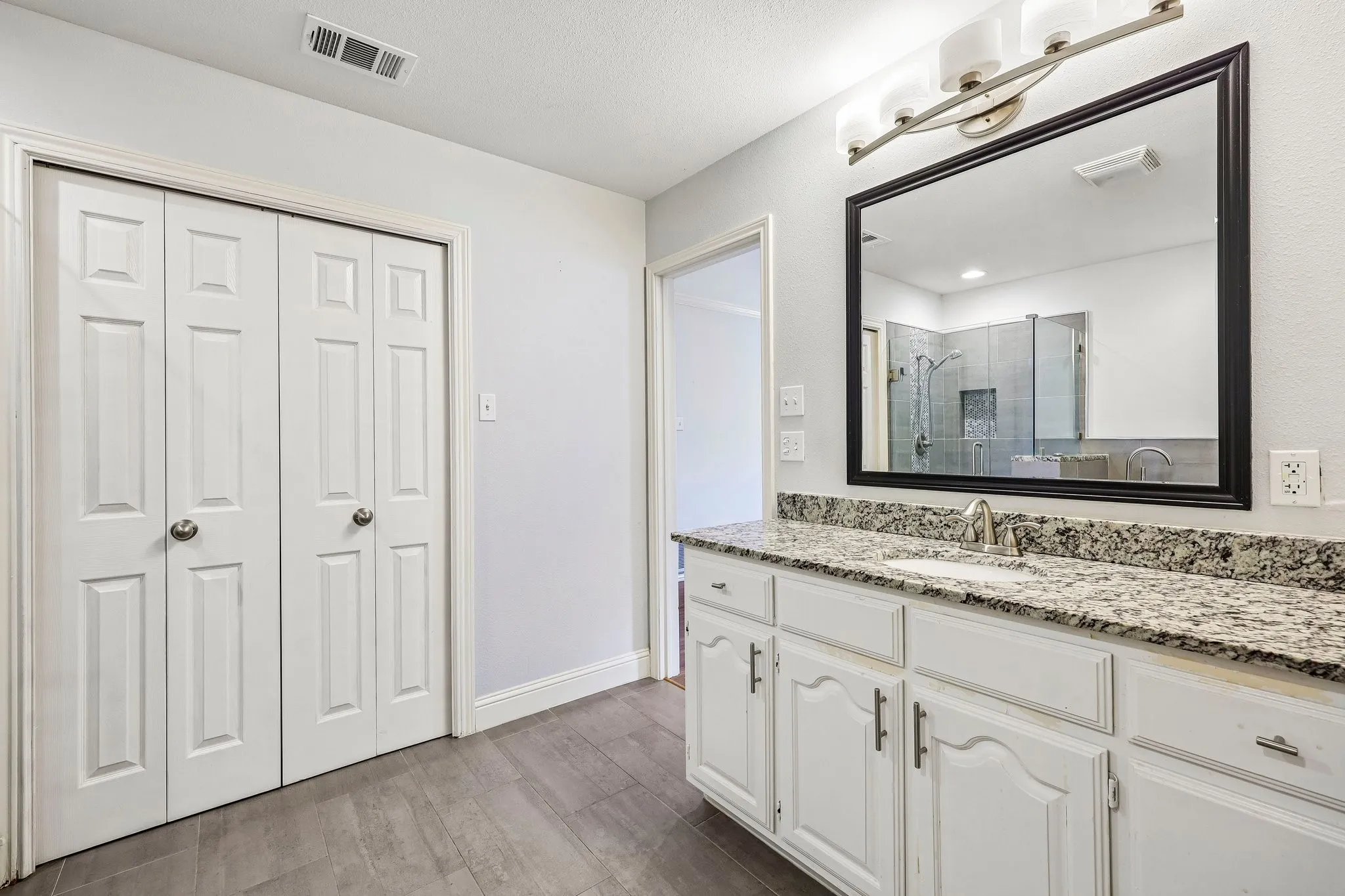 Single Family Residence For Sale in Hood County , 5209 Fairway Circle, De Cordova, Texas 76049, 4 Bedroom, 2 Bathroom, 3 Garage spaces, 2,526 Sqft, built in 1988, mls#21267330, Real Estate Agent in De Cordova, Homes For Sale in Hood county, Homes For Sale in De Cordova, Realtor in De Cordova Texas, Real Estate Brokerage Independent Realty Texas, Luminita Cordes Realtor