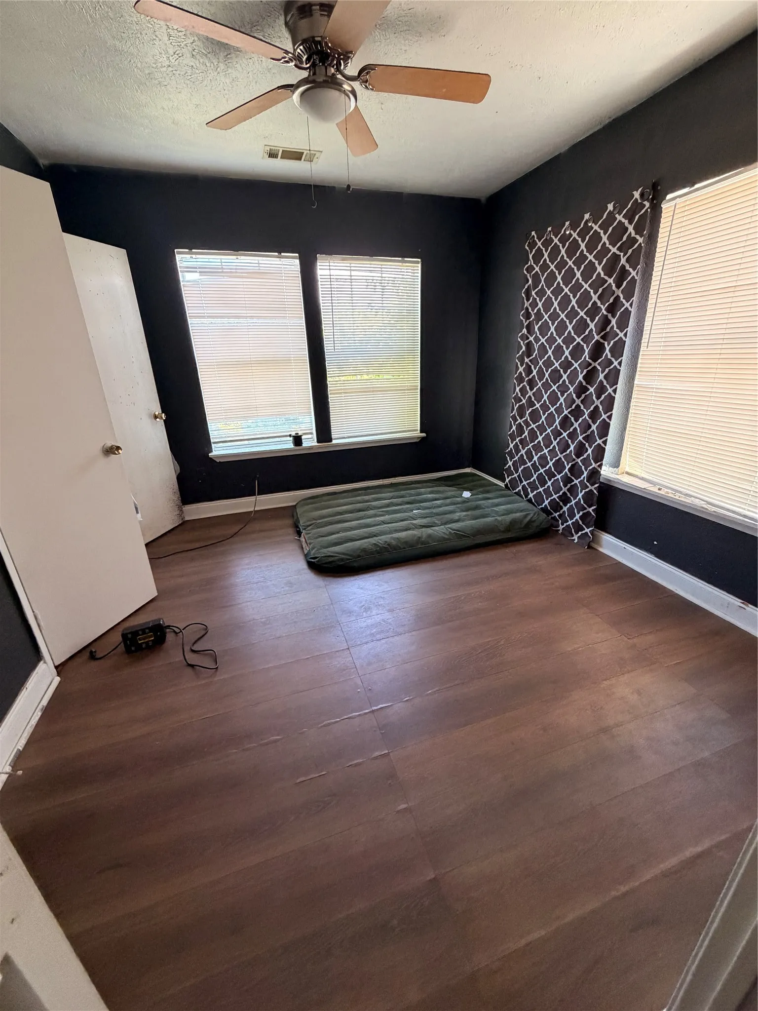 Single Family Residence For Sale in Dallas County , 1531 Padgitt Avenue, Dallas, Texas 75203, 2 Bedrooms, 1 Bathroom, Garage spaces, 832 Sqft, built in 1938, Price $160,000, mls#21271172, Real Estate Agent in Dallas, Homes For Sale in Dallas county, Homes For Sale in Dallas, Realtor in Dallas Texas, Real Estate Brokerage Independent Realty Texas, Luminita Cordes Realtor