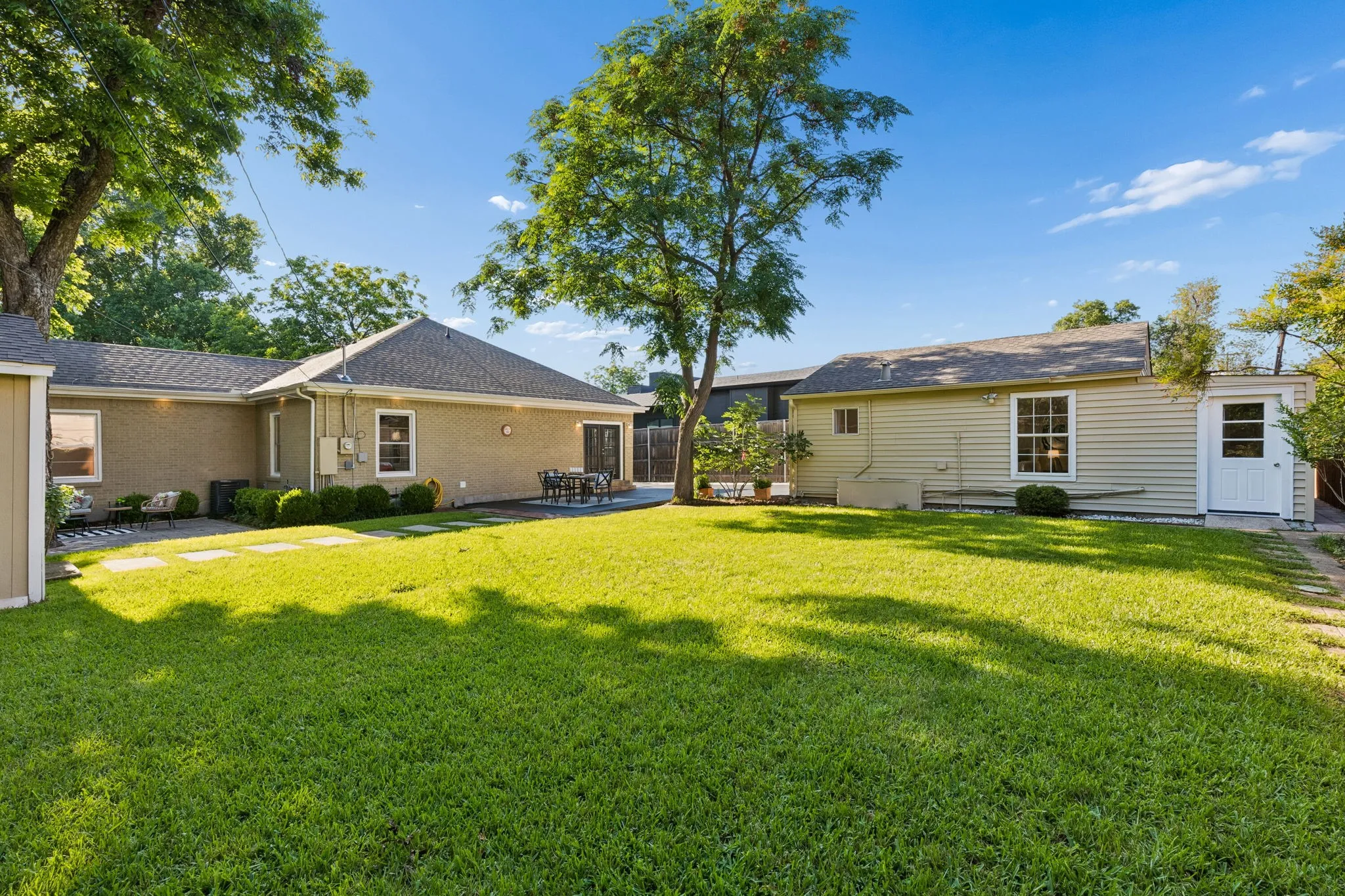 Single Family Residence For Sale in Dallas County , 9966 Coppedge Lane, Dallas, Texas 75220, 3 Bedroom, 2 Bathroom, Garage spaces, 2,122 Sqft, built in 1951, mls#21267942, Real Estate Agent in Dallas, Homes For Sale in Dallas county, Homes For Sale in Dallas, Realtor in Dallas Texas, Real Estate Brokerage Independent Realty Texas, Luminita Cordes Realtor
