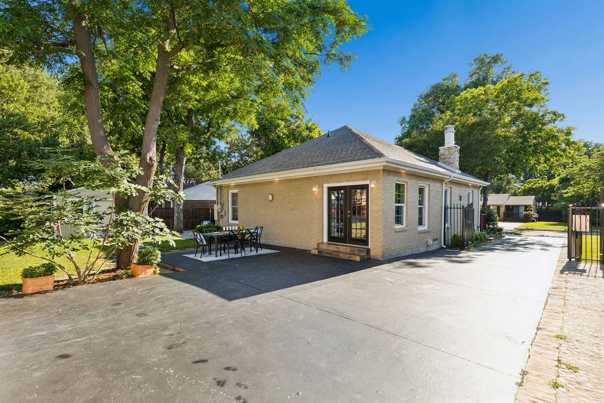 Single Family Residence For Sale in Dallas County , 9966 Coppedge Lane, Dallas, Texas 75220, 3 Bedroom, 2 Bathroom, Garage spaces, 2,122 Sqft, built in 1951, mls#21267942, Real Estate Agent in Dallas, Homes For Sale in Dallas county, Homes For Sale in Dallas, Realtor in Dallas Texas, Real Estate Brokerage Independent Realty Texas, Luminita Cordes Realtor