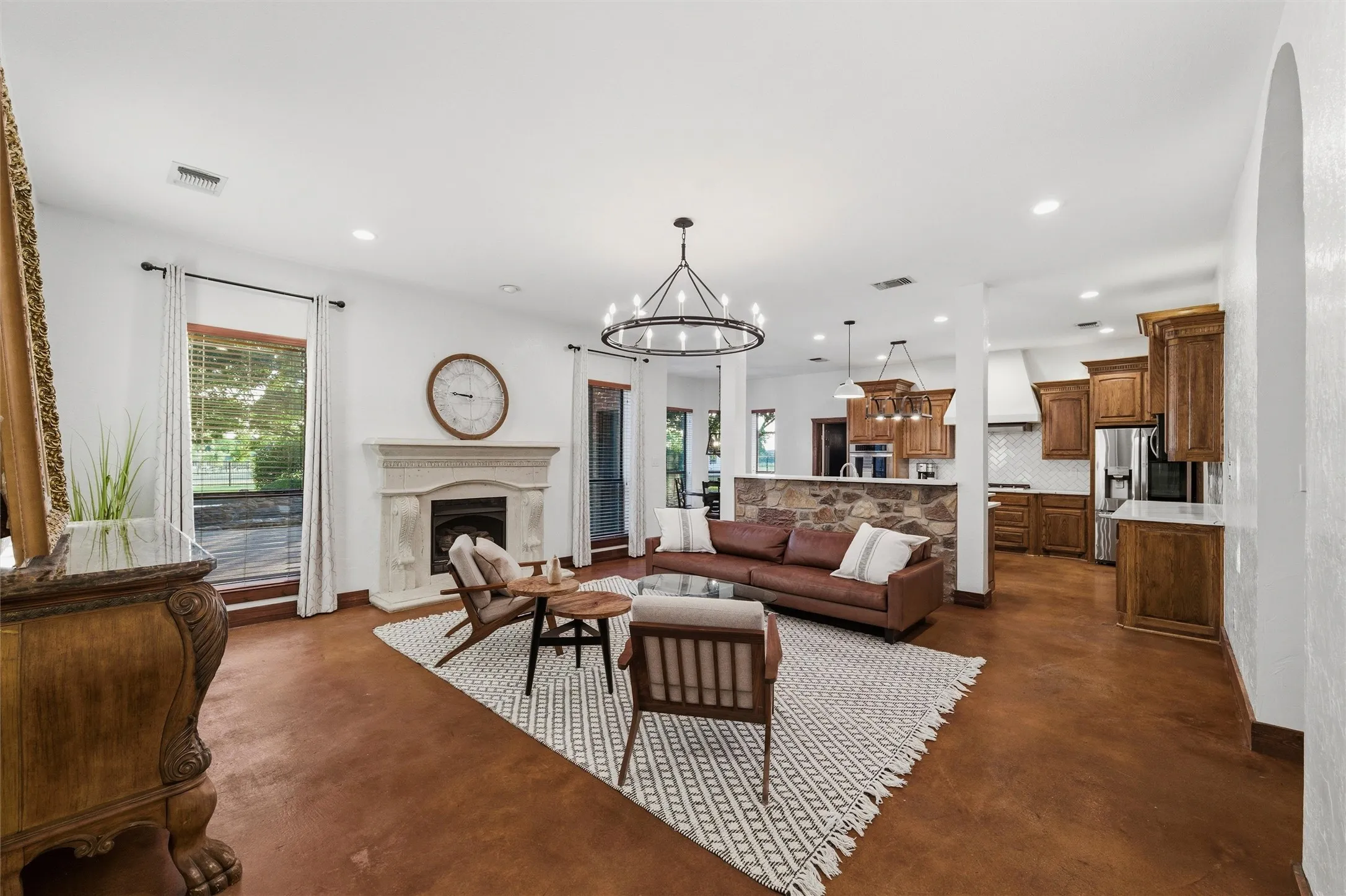 Single Family Residence For Sale in Ellis County , 5079 April Lane, Waxahachie, Texas 75165, 5 Bedroom, 4 Bathroom, 3 Garage spaces, 4,456 Sqft, built in 2002, Price $899,000, mls#21270979, Real Estate Agent in Waxahachie, Homes For Sale in Ellis county, Homes For Sale in Waxahachie, Realtor in Waxahachie Texas, Real Estate Brokerage Independent Realty Texas, Luminita Cordes Realtor