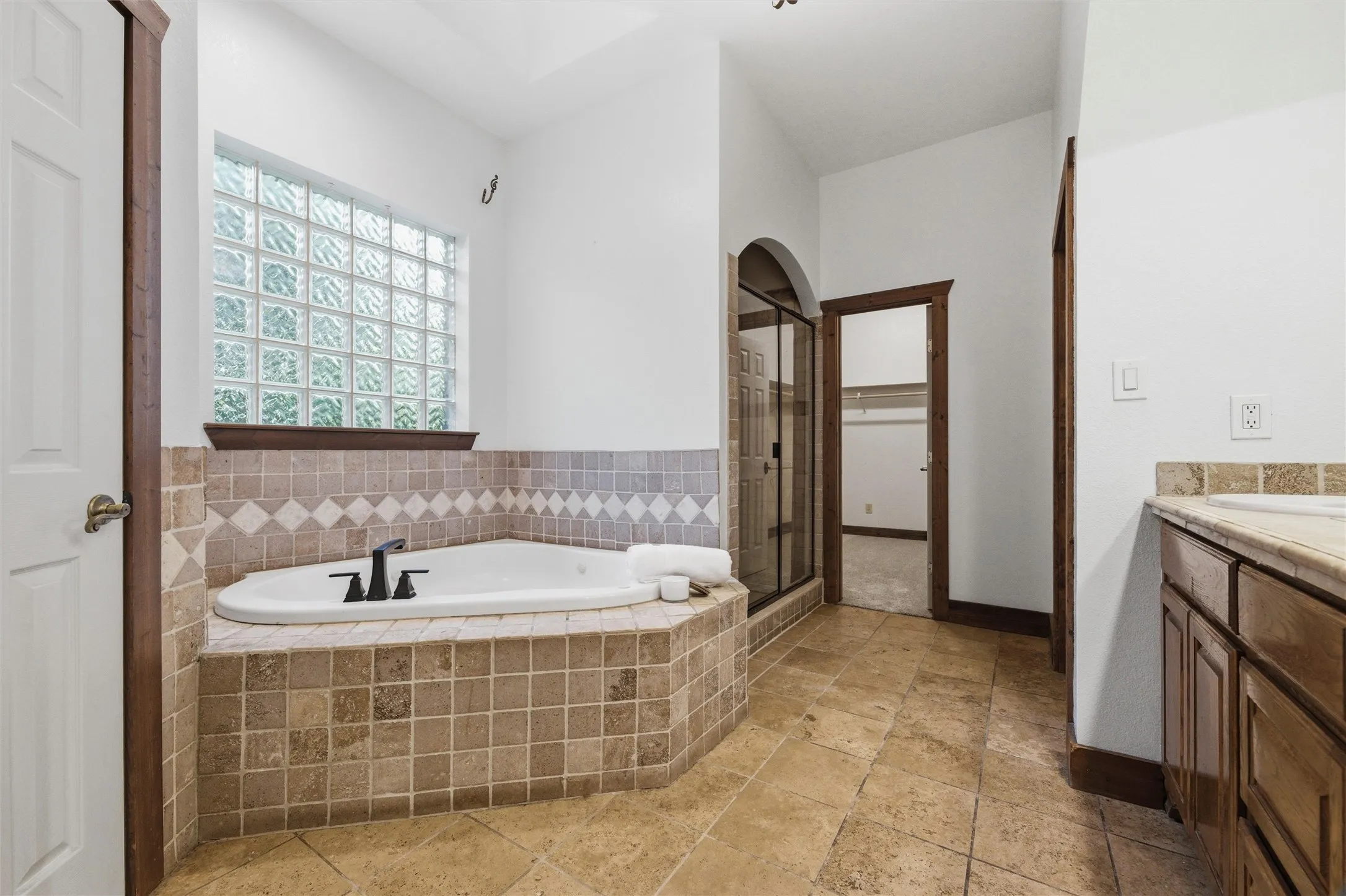 Single Family Residence For Sale in Ellis County , 5079 April Lane, Waxahachie, Texas 75165, 5 Bedroom, 4 Bathroom, 3 Garage spaces, 4,456 Sqft, built in 2002, Price $899,000, mls#21270979, Real Estate Agent in Waxahachie, Homes For Sale in Ellis county, Homes For Sale in Waxahachie, Realtor in Waxahachie Texas, Real Estate Brokerage Independent Realty Texas, Luminita Cordes Realtor