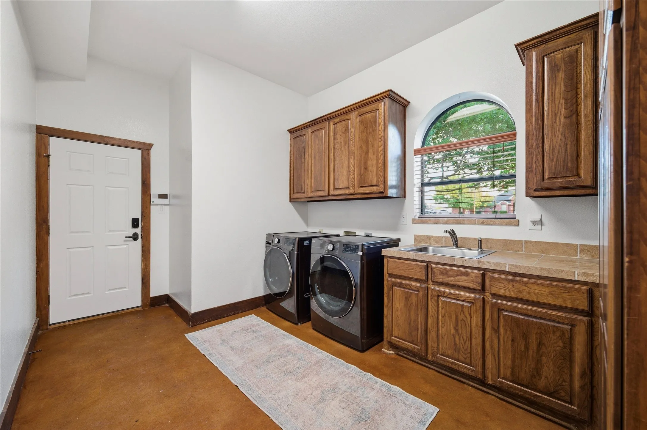 Single Family Residence For Sale in Ellis County , 5079 April Lane, Waxahachie, Texas 75165, 5 Bedroom, 4 Bathroom, 3 Garage spaces, 4,456 Sqft, built in 2002, Price $899,000, mls#21270979, Real Estate Agent in Waxahachie, Homes For Sale in Ellis county, Homes For Sale in Waxahachie, Realtor in Waxahachie Texas, Real Estate Brokerage Independent Realty Texas, Luminita Cordes Realtor