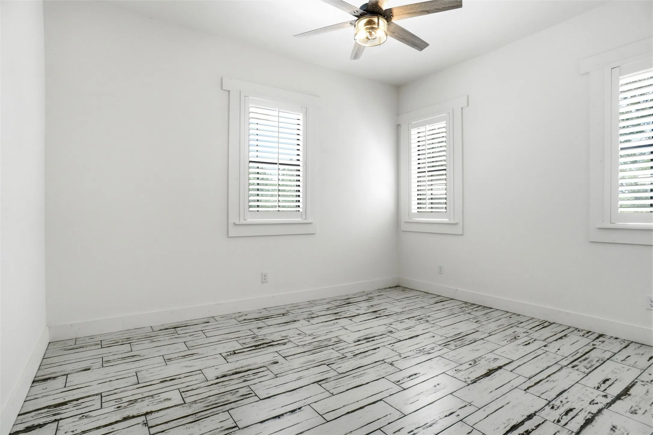 Single Family Residence For Sale in Tarrant County , 13240 Briar Road, Azle, Texas 76020, 4 Bedroom, 3 Bathroom, 4 Garage spaces, 5,000 Sqft, built in 2022, mls#20491379, Real Estate Agent in Azle, Homes For Sale in Tarrant county, Homes For Sale in Azle, Realtor in Azle Texas, Real Estate Brokerage Independent Realty Texas, Luminita Cordes Realtor