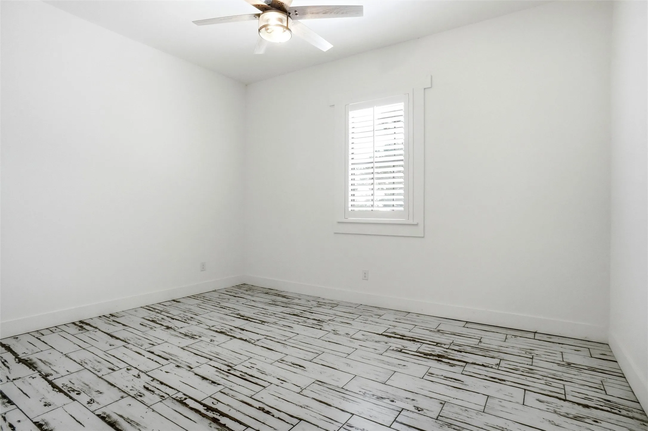 Single Family Residence For Sale in Tarrant County , 13240 Briar Road, Azle, Texas 76020, 4 Bedroom, 3 Bathroom, 4 Garage spaces, 5,000 Sqft, built in 2022, mls#20491379, Real Estate Agent in Azle, Homes For Sale in Tarrant county, Homes For Sale in Azle, Realtor in Azle Texas, Real Estate Brokerage Independent Realty Texas, Luminita Cordes Realtor