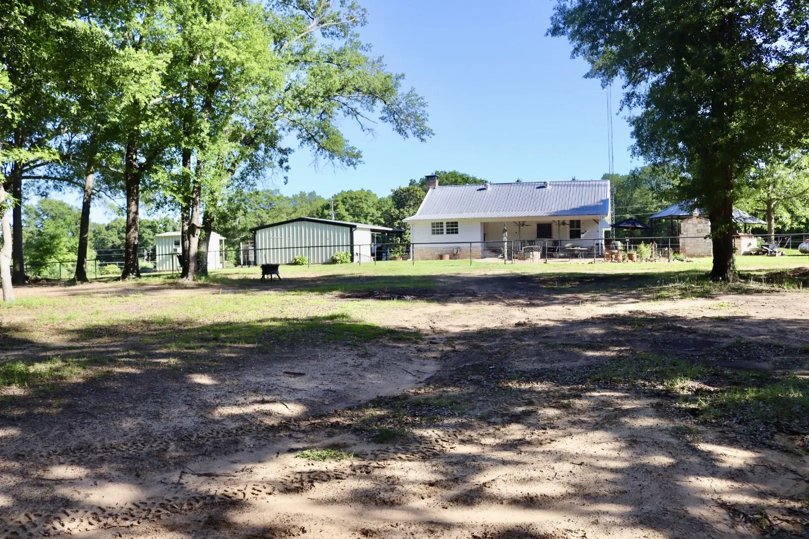 Single Family Residence For Sale in Fannin County , 387 County Road 2101, Ivanhoe, Texas 75447, 2 Bedroom, 1 Bathroom, Garage spaces, 1,336 Sqft, built in 1950, mls#21271147, Real Estate Agent in Ivanhoe, Homes For Sale in Fannin county, Homes For Sale in Ivanhoe, Realtor in Ivanhoe Texas, Real Estate Brokerage Independent Realty Texas, Luminita Cordes Realtor
