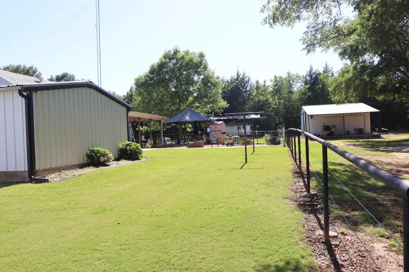 Single Family Residence For Sale in Fannin County , 387 County Road 2101, Ivanhoe, Texas 75447, 2 Bedroom, 1 Bathroom, Garage spaces, 1,336 Sqft, built in 1950, mls#21271147, Real Estate Agent in Ivanhoe, Homes For Sale in Fannin county, Homes For Sale in Ivanhoe, Realtor in Ivanhoe Texas, Real Estate Brokerage Independent Realty Texas, Luminita Cordes Realtor