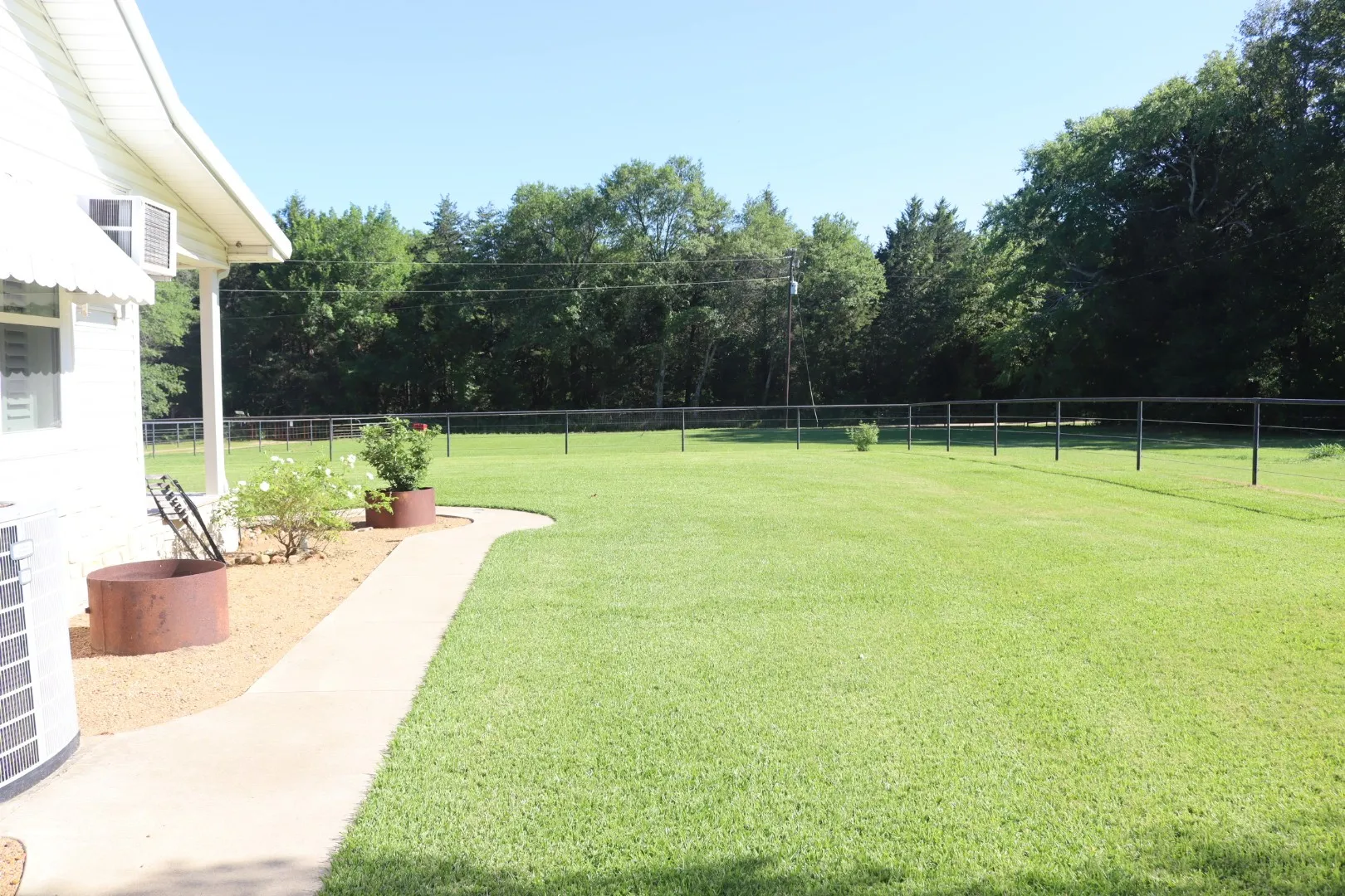 Single Family Residence For Sale in Fannin County , 387 County Road 2101, Ivanhoe, Texas 75447, 2 Bedroom, 1 Bathroom, Garage spaces, 1,336 Sqft, built in 1950, mls#21271147, Real Estate Agent in Ivanhoe, Homes For Sale in Fannin county, Homes For Sale in Ivanhoe, Realtor in Ivanhoe Texas, Real Estate Brokerage Independent Realty Texas, Luminita Cordes Realtor