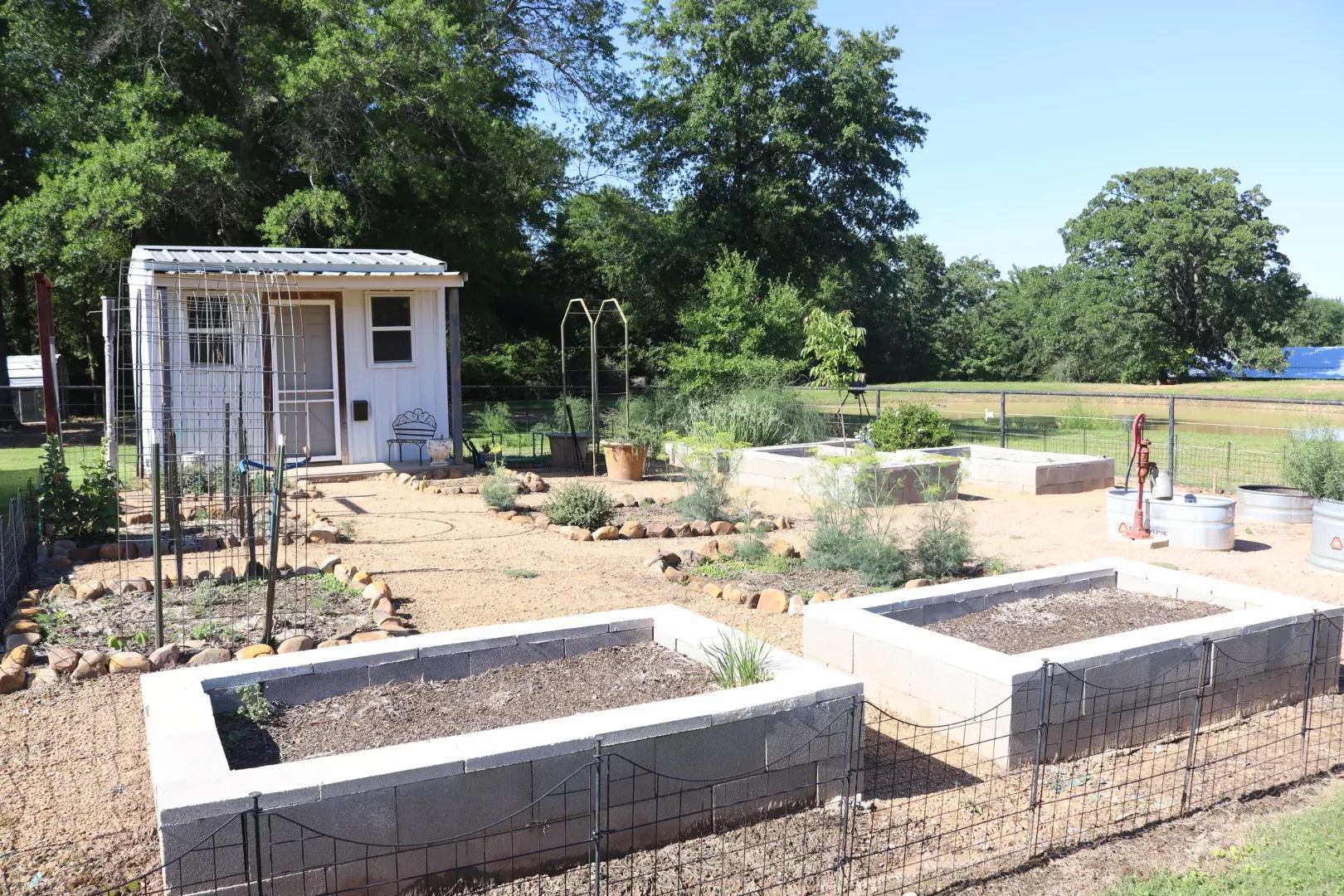 Single Family Residence For Sale in Fannin County , 387 County Road 2101, Ivanhoe, Texas 75447, 2 Bedroom, 1 Bathroom, Garage spaces, 1,336 Sqft, built in 1950, mls#21271147, Real Estate Agent in Ivanhoe, Homes For Sale in Fannin county, Homes For Sale in Ivanhoe, Realtor in Ivanhoe Texas, Real Estate Brokerage Independent Realty Texas, Luminita Cordes Realtor