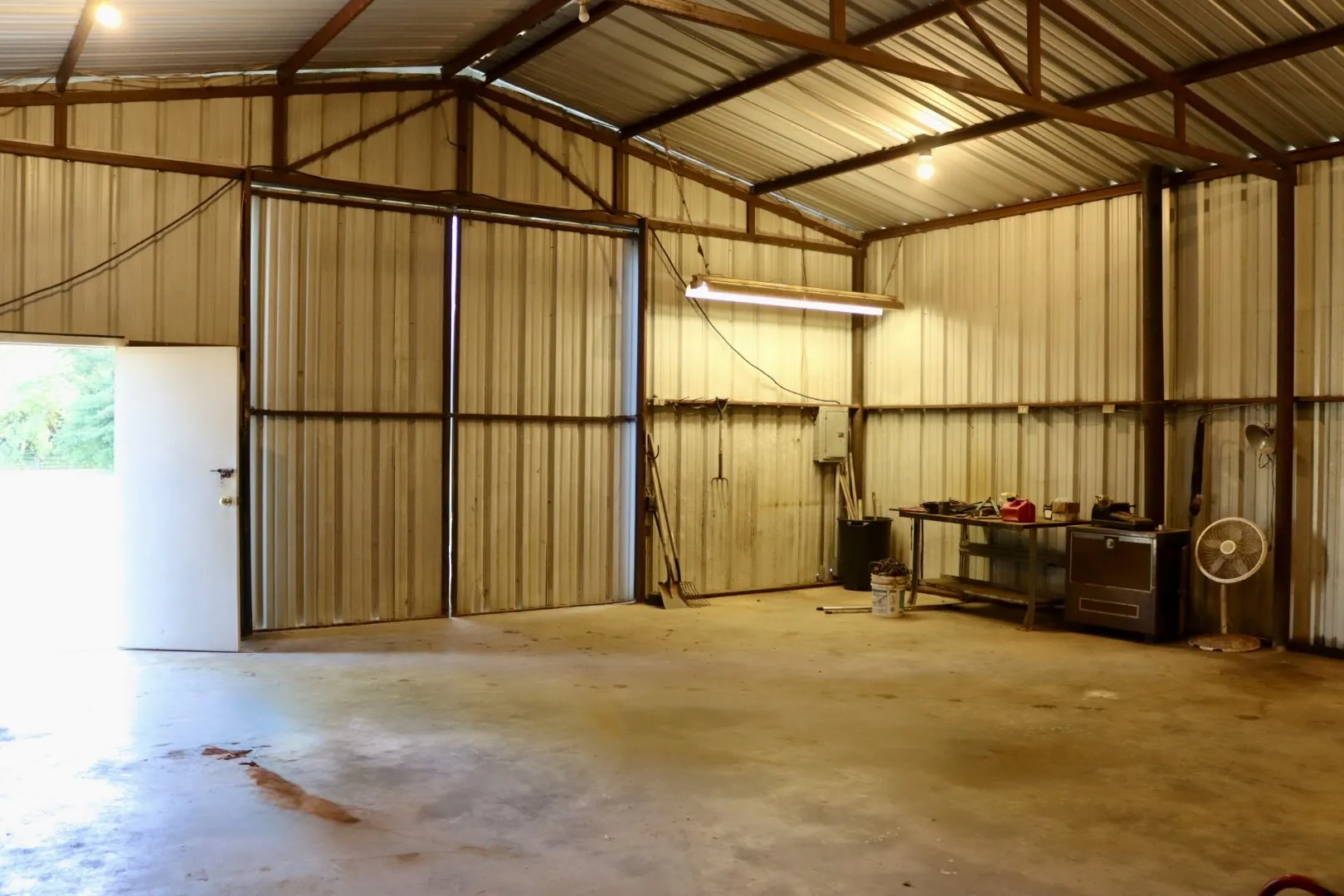 Single Family Residence For Sale in Fannin County , 387 County Road 2101, Ivanhoe, Texas 75447, 2 Bedroom, 1 Bathroom, Garage spaces, 1,336 Sqft, built in 1950, mls#21271147, Real Estate Agent in Ivanhoe, Homes For Sale in Fannin county, Homes For Sale in Ivanhoe, Realtor in Ivanhoe Texas, Real Estate Brokerage Independent Realty Texas, Luminita Cordes Realtor