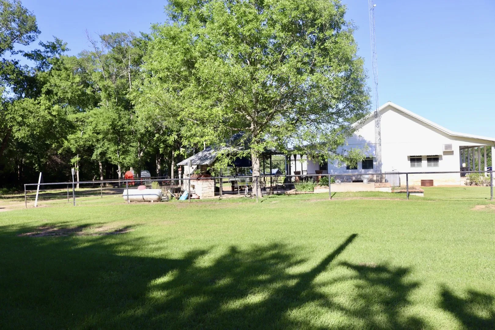 Single Family Residence For Sale in Fannin County , 387 County Road 2101, Ivanhoe, Texas 75447, 2 Bedroom, 1 Bathroom, Garage spaces, 1,336 Sqft, built in 1950, mls#21271147, Real Estate Agent in Ivanhoe, Homes For Sale in Fannin county, Homes For Sale in Ivanhoe, Realtor in Ivanhoe Texas, Real Estate Brokerage Independent Realty Texas, Luminita Cordes Realtor