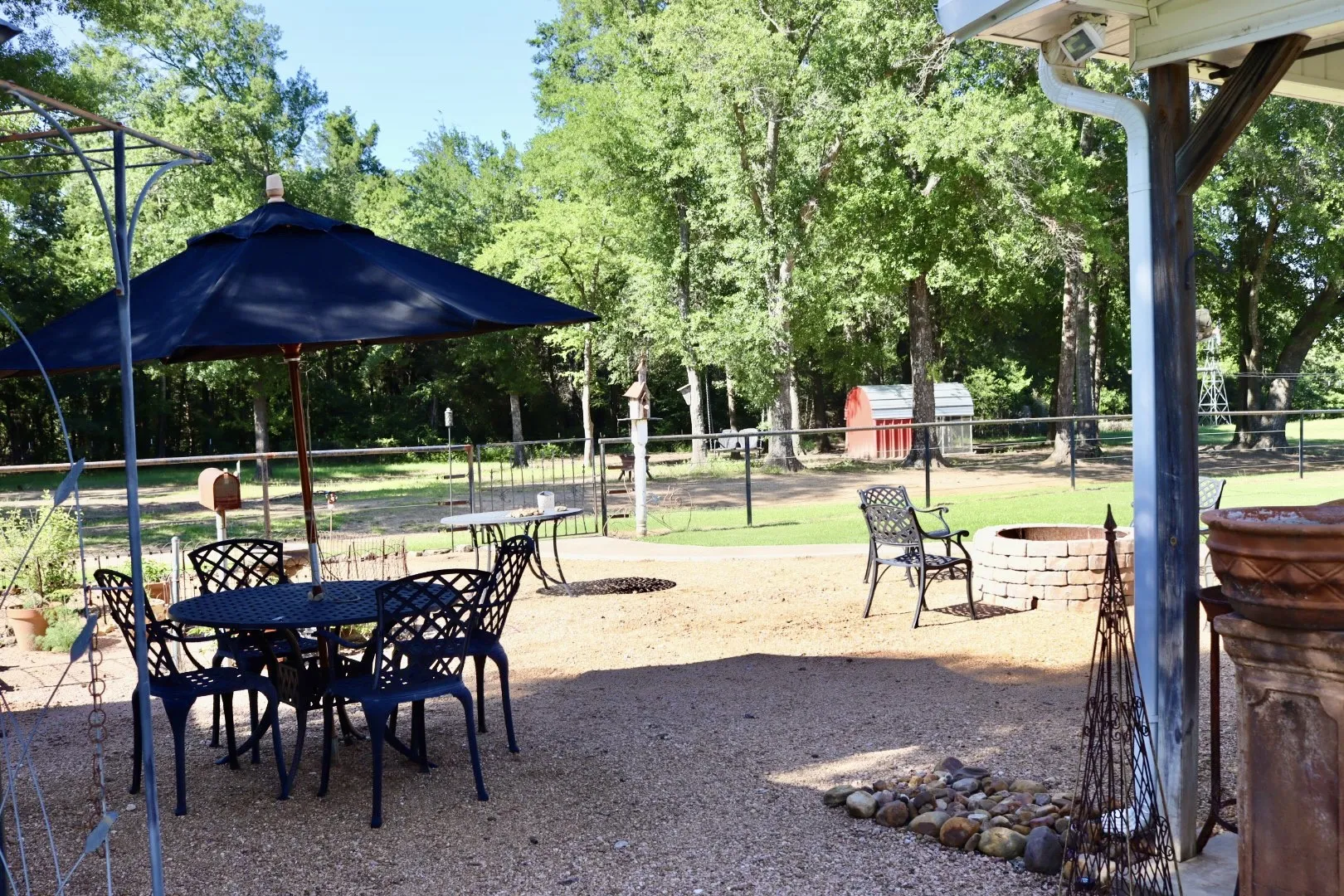 Single Family Residence For Sale in Fannin County , 387 County Road 2101, Ivanhoe, Texas 75447, 2 Bedroom, 1 Bathroom, Garage spaces, 1,336 Sqft, built in 1950, mls#21271147, Real Estate Agent in Ivanhoe, Homes For Sale in Fannin county, Homes For Sale in Ivanhoe, Realtor in Ivanhoe Texas, Real Estate Brokerage Independent Realty Texas, Luminita Cordes Realtor