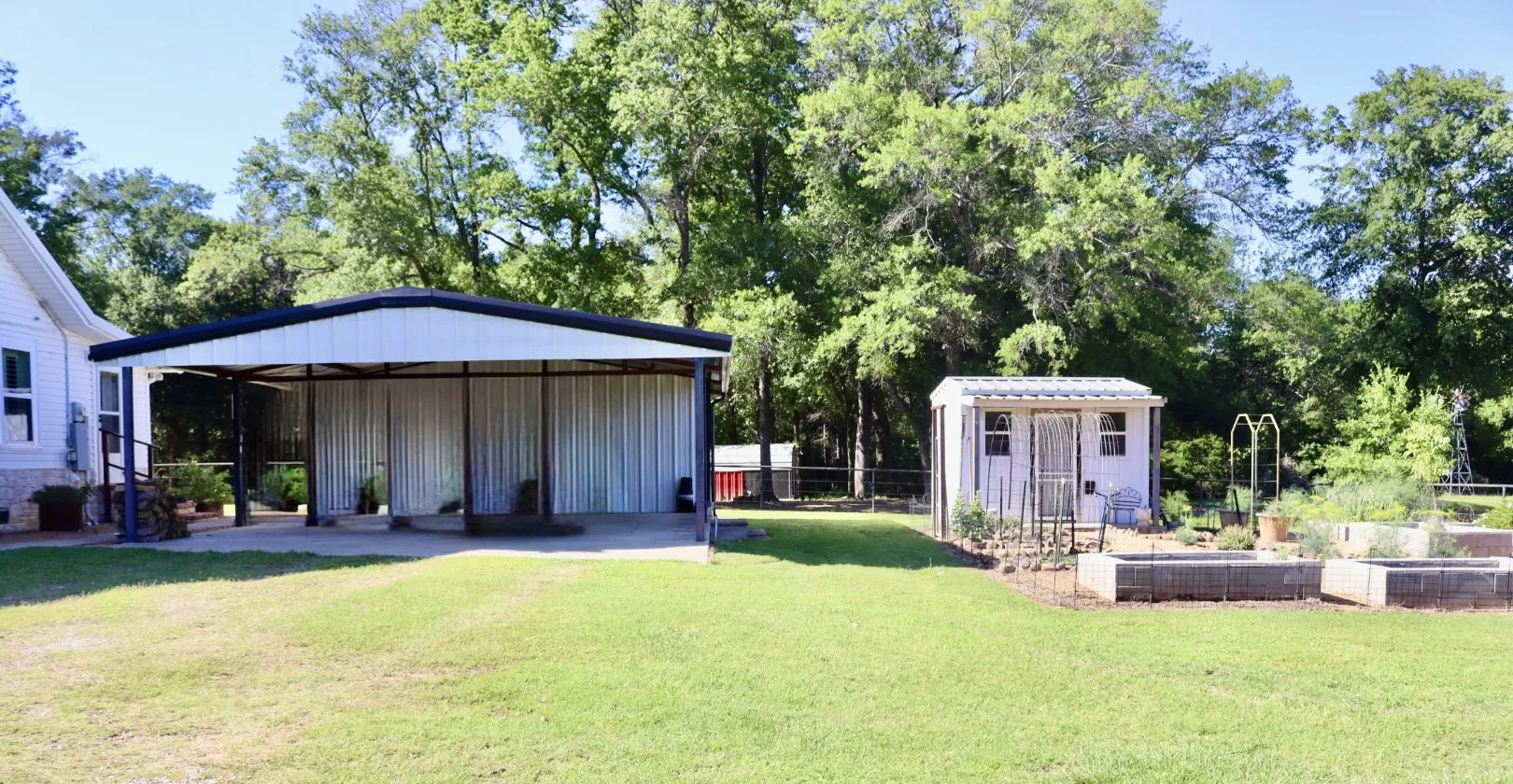 Single Family Residence For Sale in Fannin County , 387 County Road 2101, Ivanhoe, Texas 75447, 2 Bedroom, 1 Bathroom, Garage spaces, 1,336 Sqft, built in 1950, mls#21271147, Real Estate Agent in Ivanhoe, Homes For Sale in Fannin county, Homes For Sale in Ivanhoe, Realtor in Ivanhoe Texas, Real Estate Brokerage Independent Realty Texas, Luminita Cordes Realtor