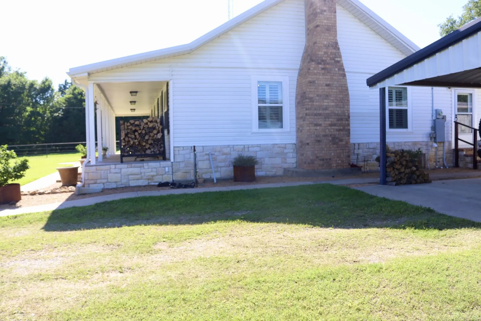 Single Family Residence For Sale in Fannin County , 387 County Road 2101, Ivanhoe, Texas 75447, 2 Bedroom, 1 Bathroom, Garage spaces, 1,336 Sqft, built in 1950, mls#21271147, Real Estate Agent in Ivanhoe, Homes For Sale in Fannin county, Homes For Sale in Ivanhoe, Realtor in Ivanhoe Texas, Real Estate Brokerage Independent Realty Texas, Luminita Cordes Realtor