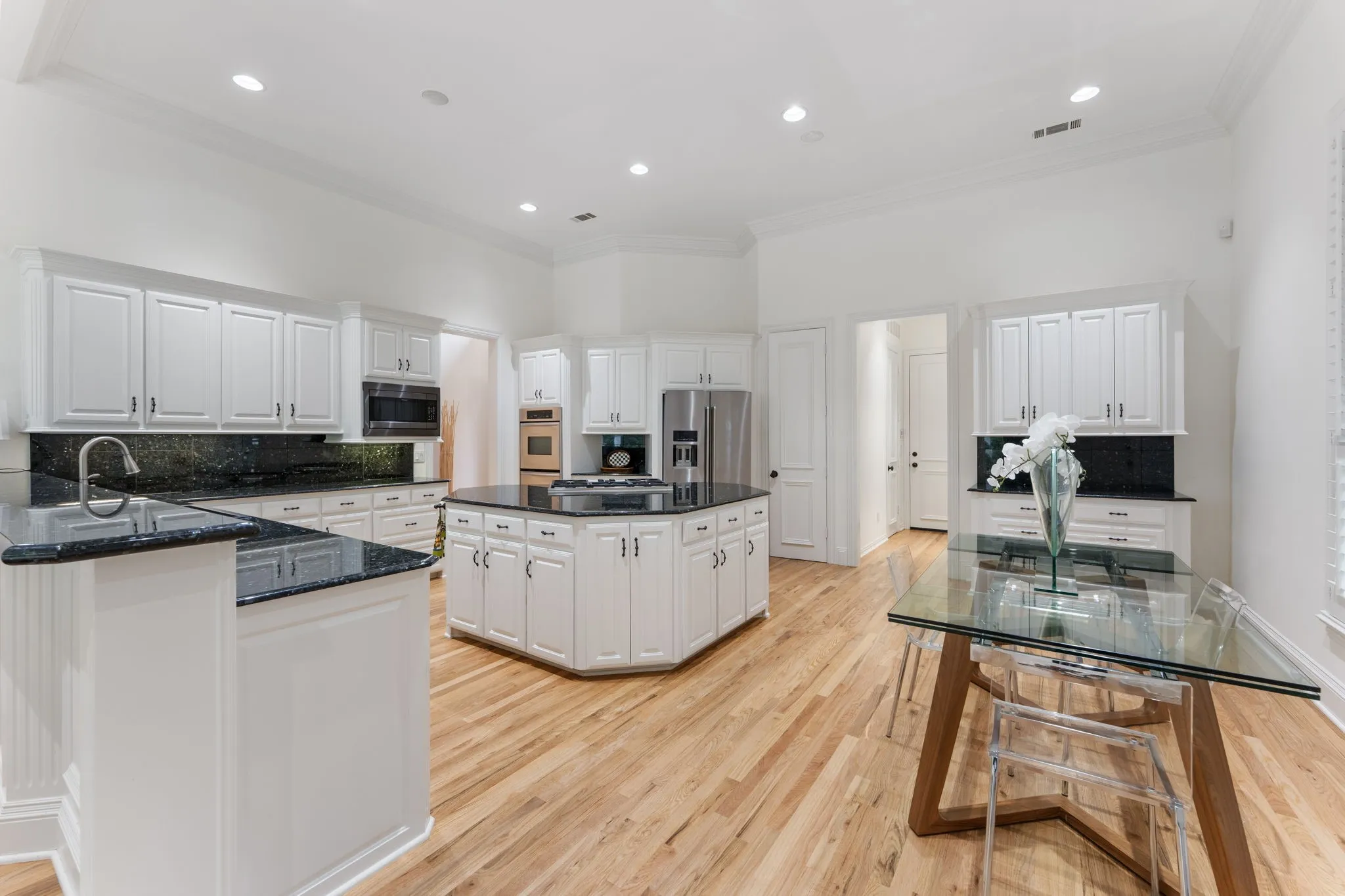 Single Family Residence For Sale in Denton County , 17 Woodcreek Lane, Frisco, Texas 75034, 3 Bedroom, 3 Bathroom, 2 Garage spaces, 3,176 Sqft, built in 1994, mls#21263101, Real Estate Agent in Frisco, Homes For Sale in Denton county, Homes For Sale in Frisco, Realtor in Frisco Texas, Real Estate Brokerage Independent Realty Texas, Luminita Cordes Realtor