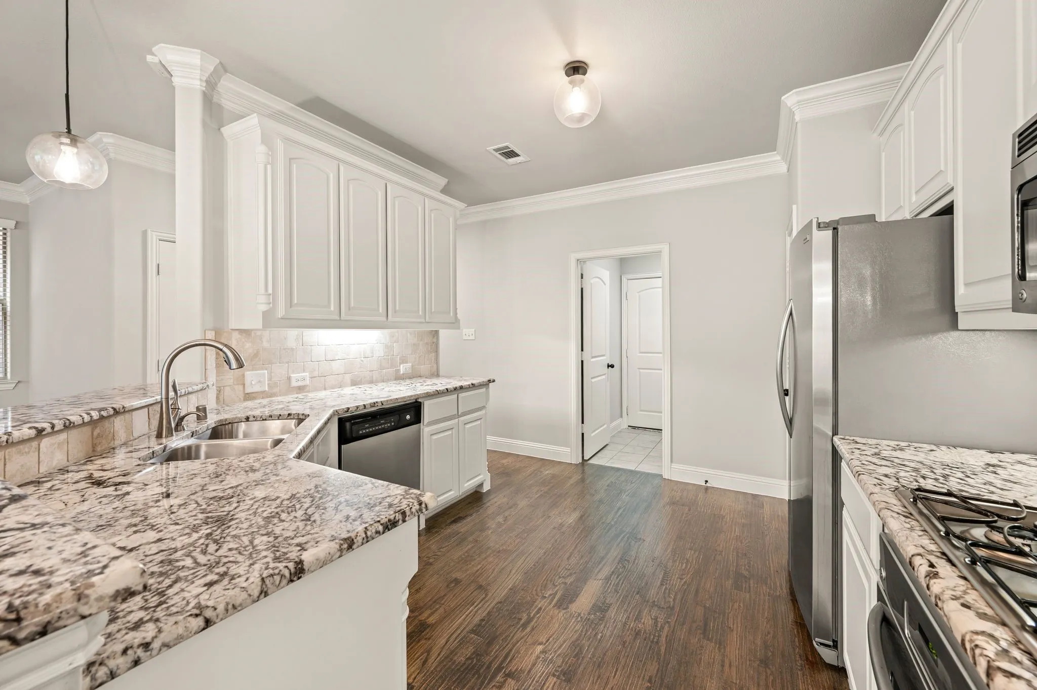 Single Family Residence For Sale in Tarrant County , 250 Churchill Loop, Grapevine, Texas 76051, 3 Bedroom, 3 Bathroom, 2 Garage spaces, 2,142 Sqft, built in 2010, mls#21268201, Real Estate Agent in Grapevine, Homes For Sale in Tarrant county, Homes For Sale in Grapevine, Realtor in Grapevine Texas, Real Estate Brokerage Independent Realty Texas, Luminita Cordes Realtor