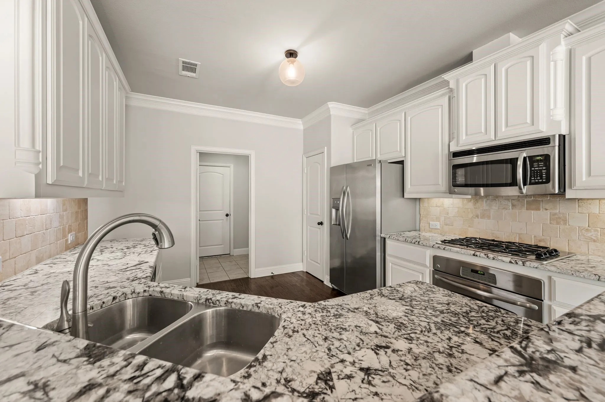 Single Family Residence For Sale in Tarrant County , 250 Churchill Loop, Grapevine, Texas 76051, 3 Bedroom, 3 Bathroom, 2 Garage spaces, 2,142 Sqft, built in 2010, mls#21268201, Real Estate Agent in Grapevine, Homes For Sale in Tarrant county, Homes For Sale in Grapevine, Realtor in Grapevine Texas, Real Estate Brokerage Independent Realty Texas, Luminita Cordes Realtor