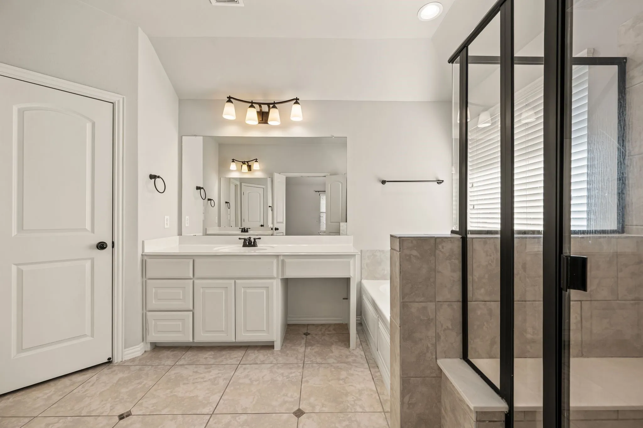 Single Family Residence For Sale in Tarrant County , 250 Churchill Loop, Grapevine, Texas 76051, 3 Bedroom, 3 Bathroom, 2 Garage spaces, 2,142 Sqft, built in 2010, mls#21268201, Real Estate Agent in Grapevine, Homes For Sale in Tarrant county, Homes For Sale in Grapevine, Realtor in Grapevine Texas, Real Estate Brokerage Independent Realty Texas, Luminita Cordes Realtor