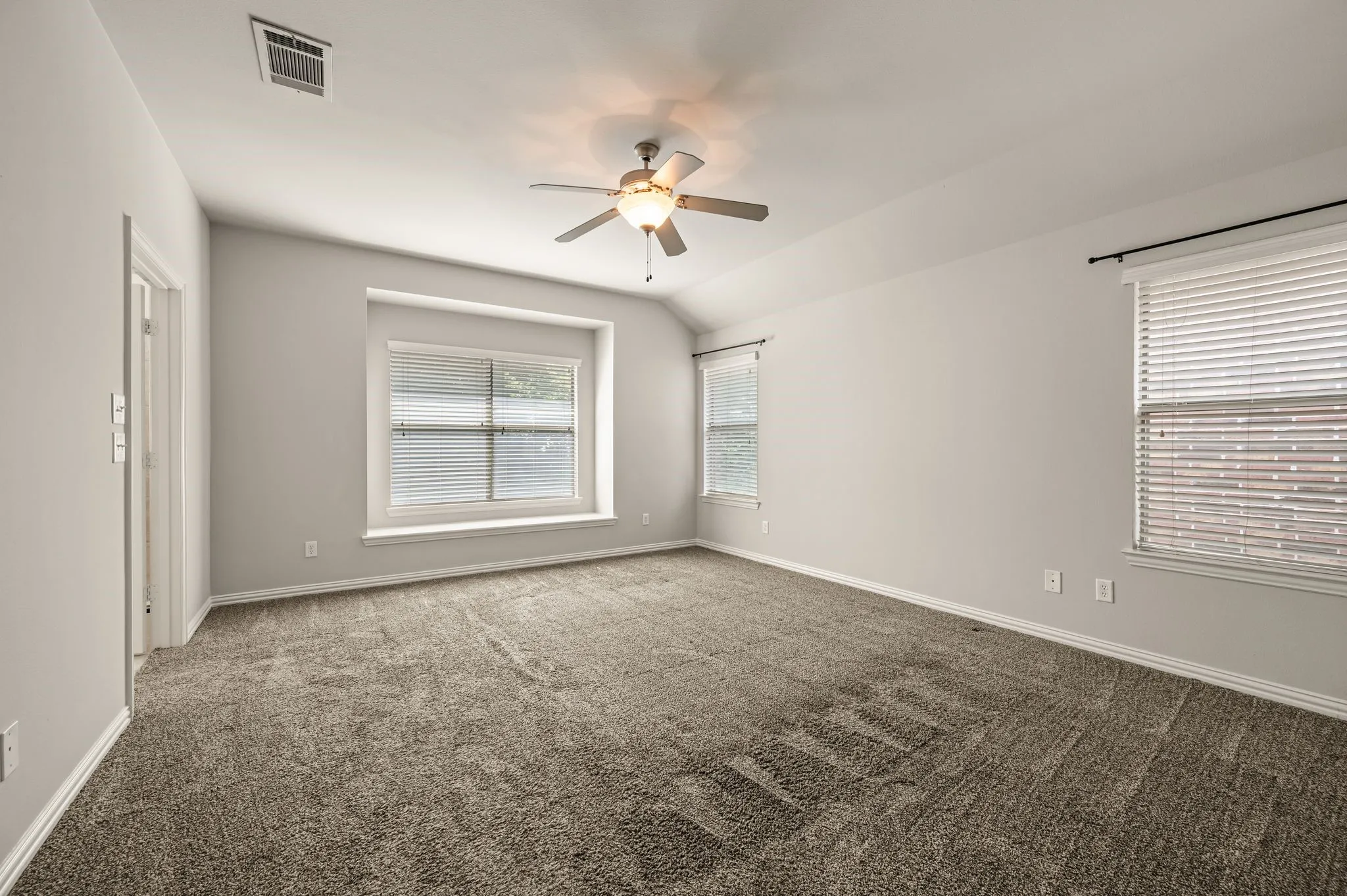 Single Family Residence For Sale in Tarrant County , 250 Churchill Loop, Grapevine, Texas 76051, 3 Bedroom, 3 Bathroom, 2 Garage spaces, 2,142 Sqft, built in 2010, mls#21268201, Real Estate Agent in Grapevine, Homes For Sale in Tarrant county, Homes For Sale in Grapevine, Realtor in Grapevine Texas, Real Estate Brokerage Independent Realty Texas, Luminita Cordes Realtor
