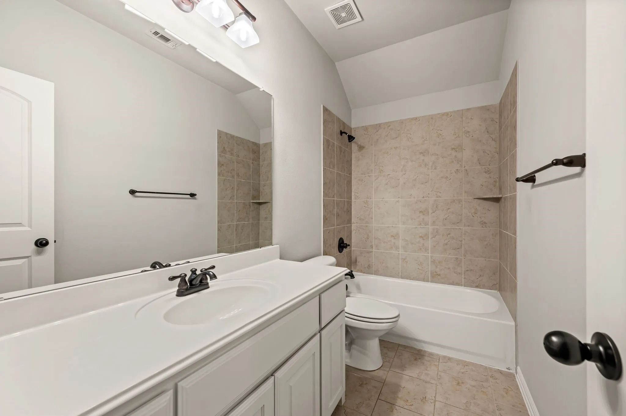 Single Family Residence For Sale in Tarrant County , 250 Churchill Loop, Grapevine, Texas 76051, 3 Bedroom, 3 Bathroom, 2 Garage spaces, 2,142 Sqft, built in 2010, mls#21268201, Real Estate Agent in Grapevine, Homes For Sale in Tarrant county, Homes For Sale in Grapevine, Realtor in Grapevine Texas, Real Estate Brokerage Independent Realty Texas, Luminita Cordes Realtor