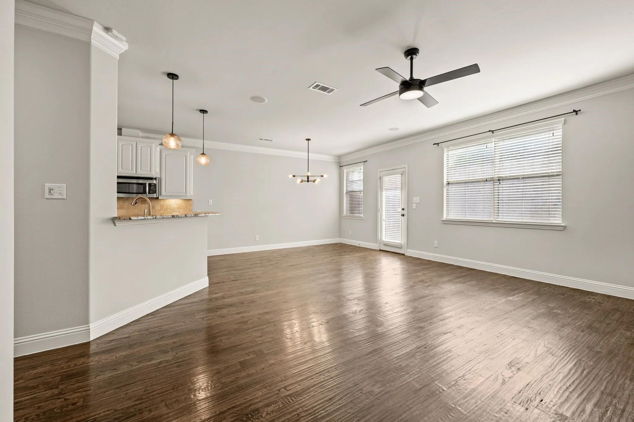 Single Family Residence For Sale in Tarrant County , 250 Churchill Loop, Grapevine, Texas 76051, 3 Bedroom, 3 Bathroom, 2 Garage spaces, 2,142 Sqft, built in 2010, mls#21268201, Real Estate Agent in Grapevine, Homes For Sale in Tarrant county, Homes For Sale in Grapevine, Realtor in Grapevine Texas, Real Estate Brokerage Independent Realty Texas, Luminita Cordes Realtor