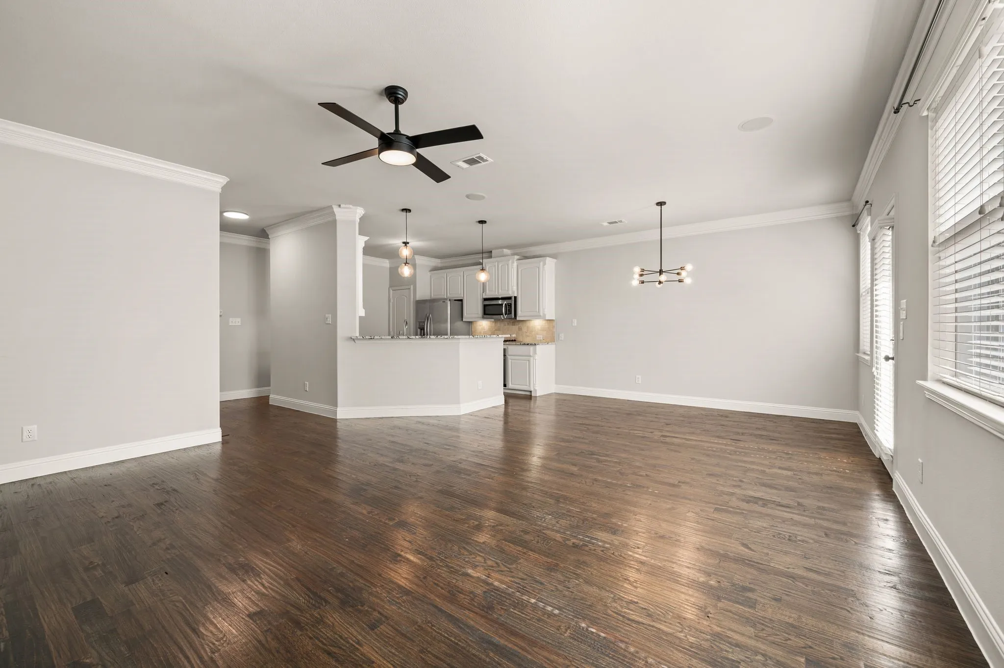 Single Family Residence For Sale in Tarrant County , 250 Churchill Loop, Grapevine, Texas 76051, 3 Bedroom, 3 Bathroom, 2 Garage spaces, 2,142 Sqft, built in 2010, mls#21268201, Real Estate Agent in Grapevine, Homes For Sale in Tarrant county, Homes For Sale in Grapevine, Realtor in Grapevine Texas, Real Estate Brokerage Independent Realty Texas, Luminita Cordes Realtor