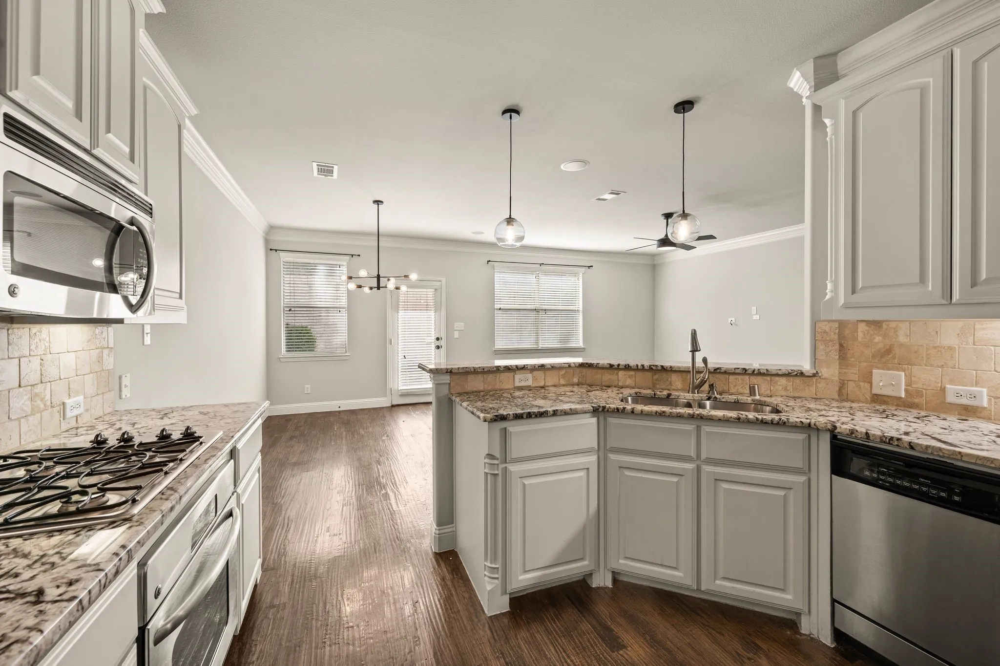 Single Family Residence For Sale in Tarrant County , 250 Churchill Loop, Grapevine, Texas 76051, 3 Bedroom, 3 Bathroom, 2 Garage spaces, 2,142 Sqft, built in 2010, mls#21268201, Real Estate Agent in Grapevine, Homes For Sale in Tarrant county, Homes For Sale in Grapevine, Realtor in Grapevine Texas, Real Estate Brokerage Independent Realty Texas, Luminita Cordes Realtor