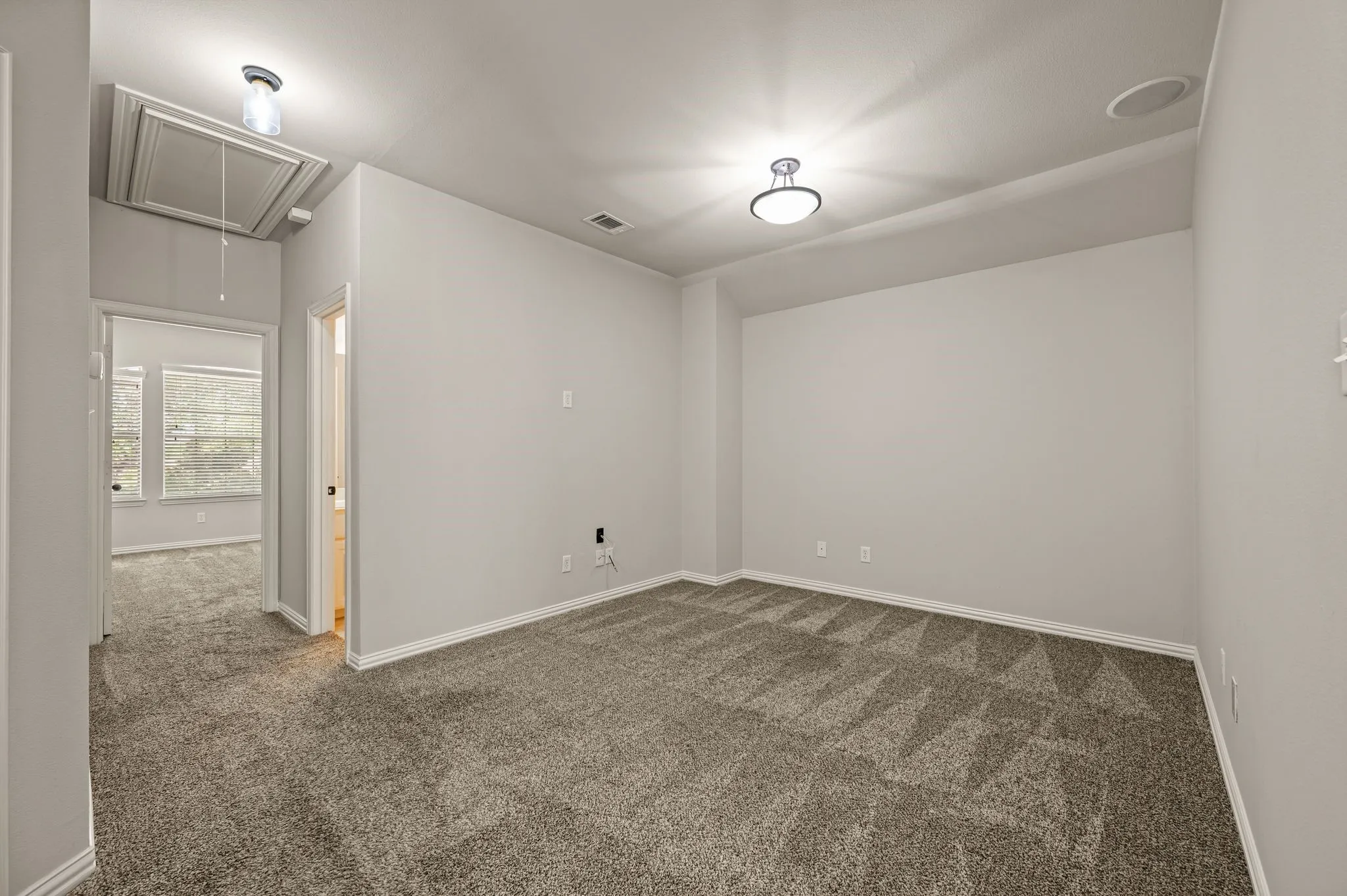 Single Family Residence For Sale in Tarrant County , 250 Churchill Loop, Grapevine, Texas 76051, 3 Bedroom, 3 Bathroom, 2 Garage spaces, 2,142 Sqft, built in 2010, mls#21268201, Real Estate Agent in Grapevine, Homes For Sale in Tarrant county, Homes For Sale in Grapevine, Realtor in Grapevine Texas, Real Estate Brokerage Independent Realty Texas, Luminita Cordes Realtor