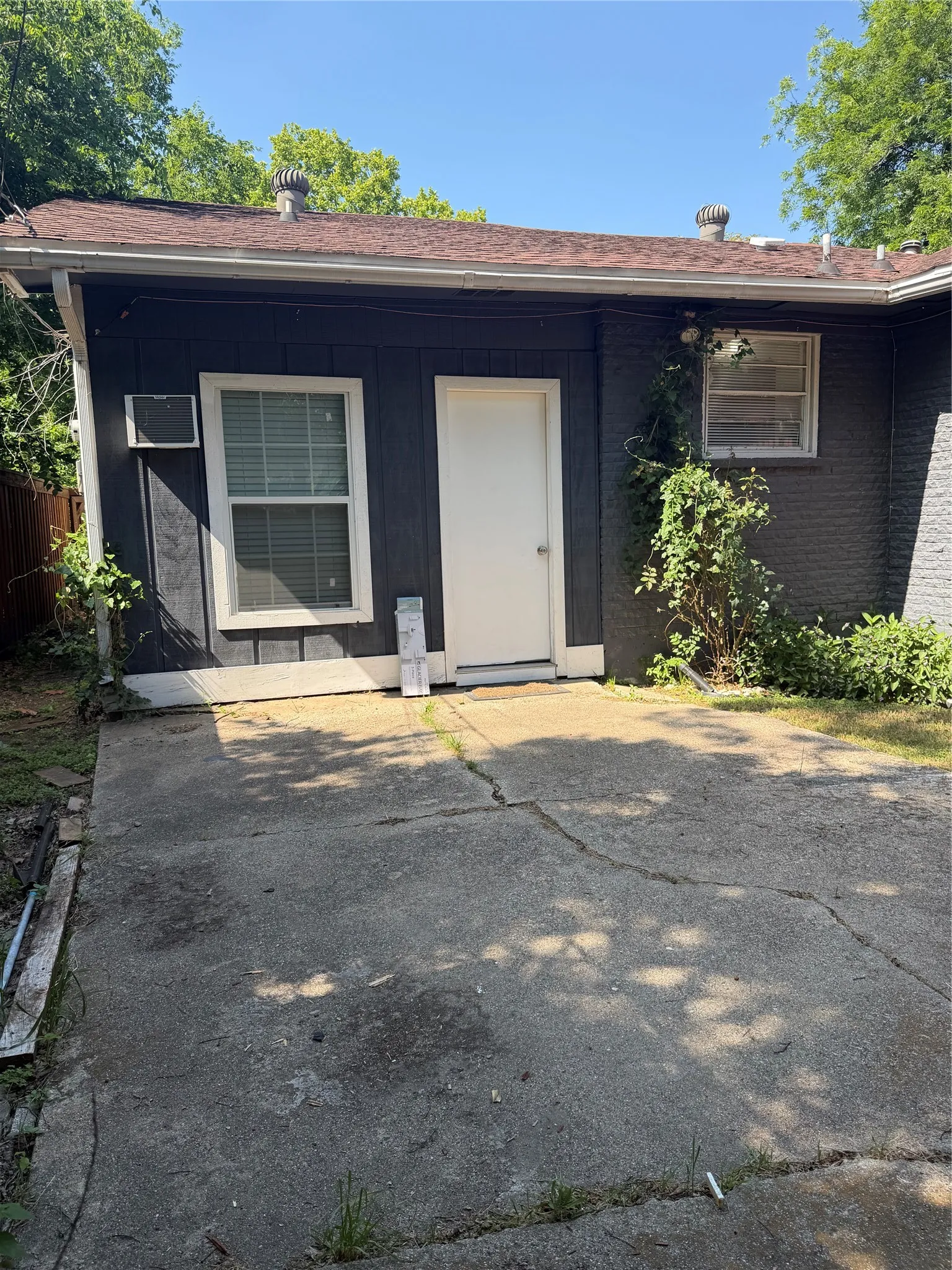 Single Family Residence For Rent in Dallas County , 2436 Lockhart Avenue, Dallas, Texas 75228, 1 Bedroom, 1 Bathroom, Garage spaces, 1,338 Sqft, built in 1960, mls#21271195, Real Estate Agent in Dallas, Homes For Rent in Dallas county, Homes For Rent in Dallas, Realtor in Dallas Texas, Real Estate Brokerage Independent Realty Texas, Luminita Cordes Realtor