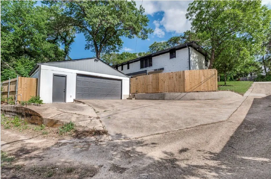 Single Family Residence For Sale in Dallas County , 1409 Autumn Leaves Trail, Dallas, Texas 75241, 4 Bedroom, 3 Bathroom, 2 Garage spaces, 2,474 Sqft, built in 1957, mls#21271080, Real Estate Agent in Dallas, Homes For Sale in Dallas county, Homes For Sale in Dallas, Realtor in Dallas Texas, Real Estate Brokerage Independent Realty Texas, Luminita Cordes Realtor