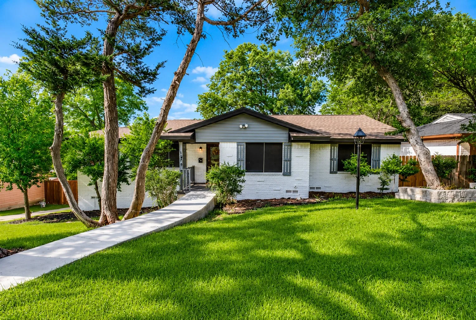 Single Family Residence For Sale in Dallas County , 1409 Autumn Leaves Trail, Dallas, Texas 75241, 4 Bedroom, 3 Bathroom, 2 Garage spaces, 2,474 Sqft, built in 1957, mls#21271080, Real Estate Agent in Dallas, Homes For Sale in Dallas county, Homes For Sale in Dallas, Realtor in Dallas Texas, Real Estate Brokerage Independent Realty Texas, Luminita Cordes Realtor